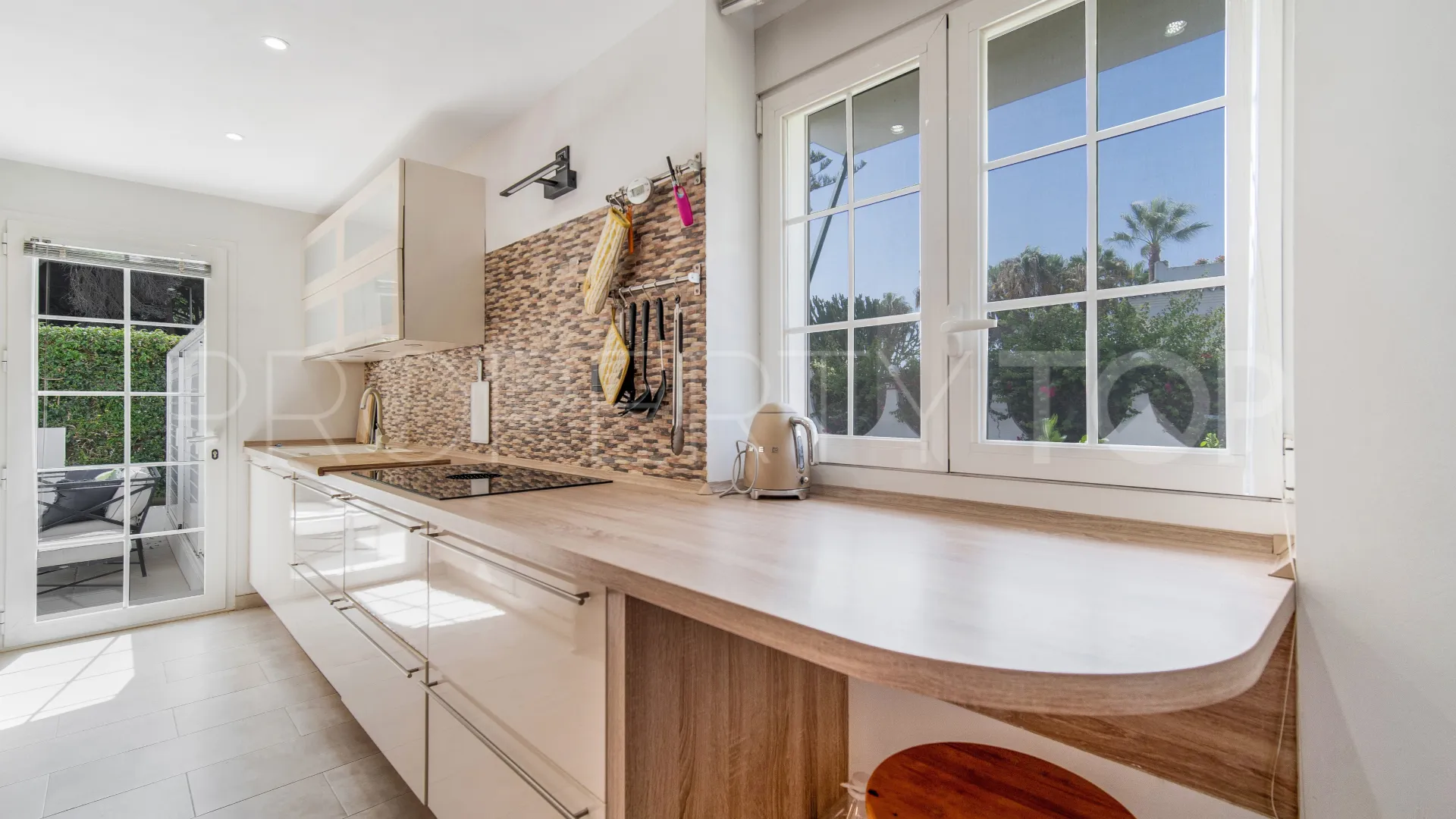 For sale town house with 4 bedrooms in Marbellamar