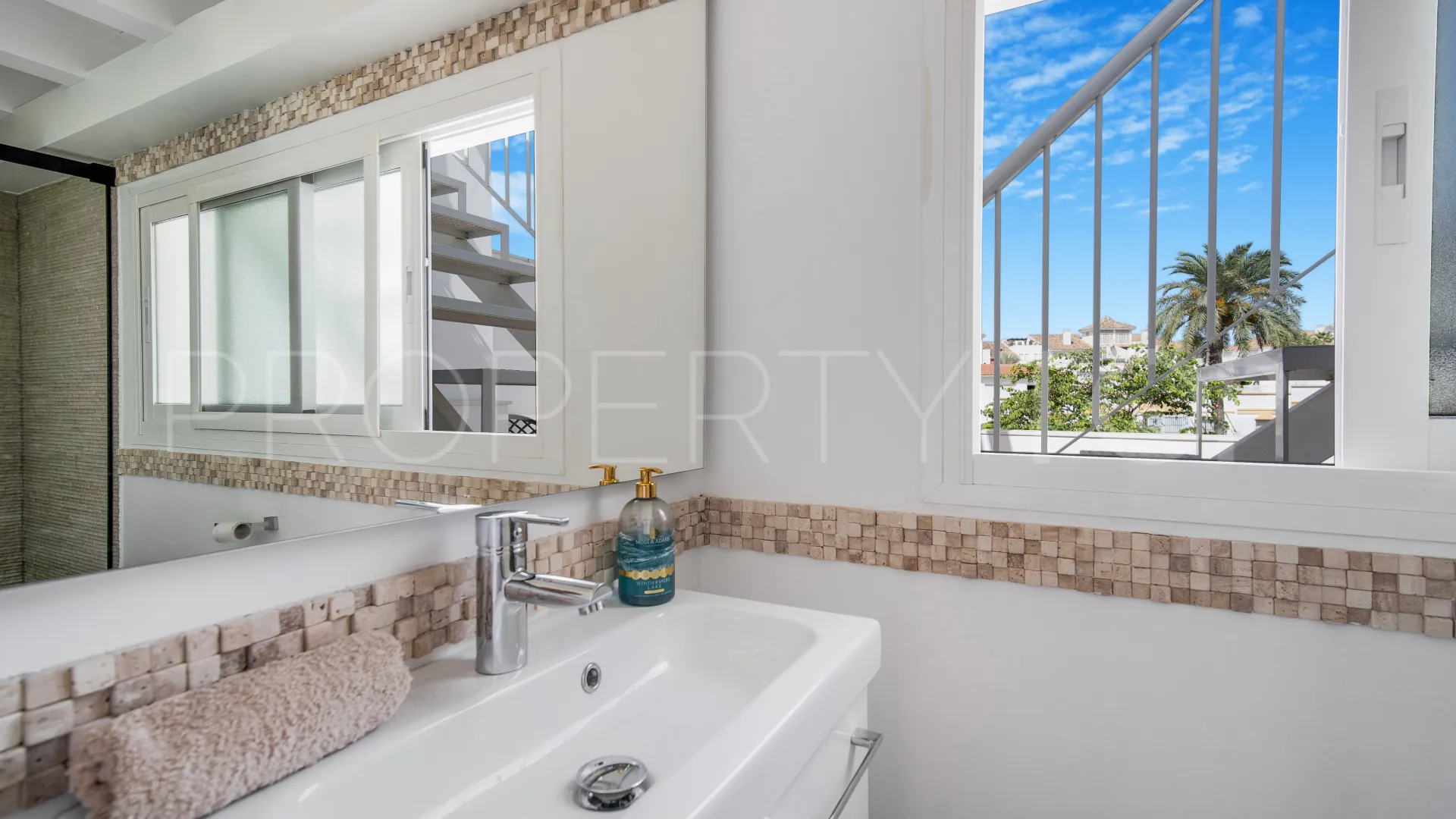 For sale town house with 4 bedrooms in Marbellamar