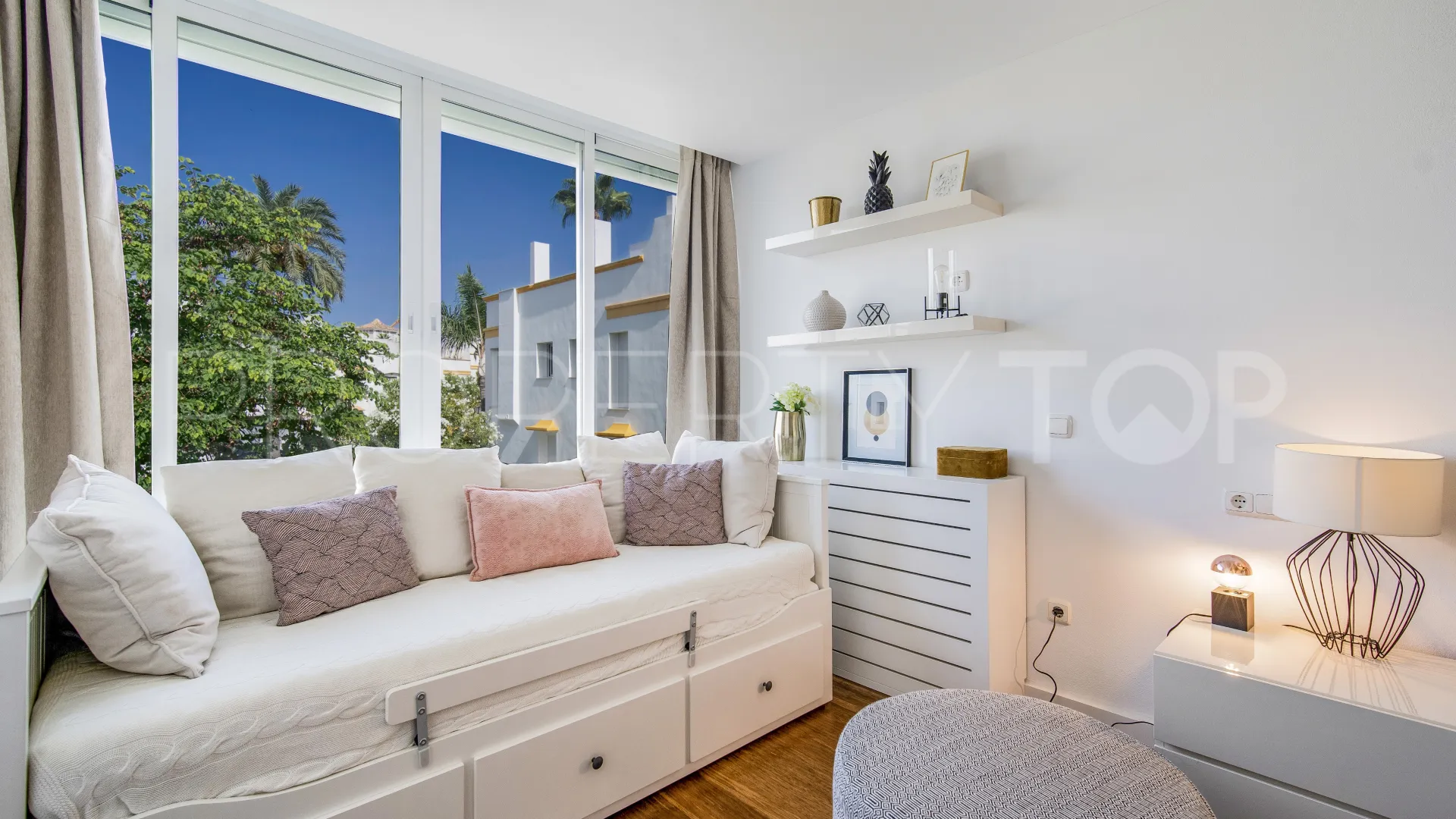 For sale town house with 4 bedrooms in Marbellamar