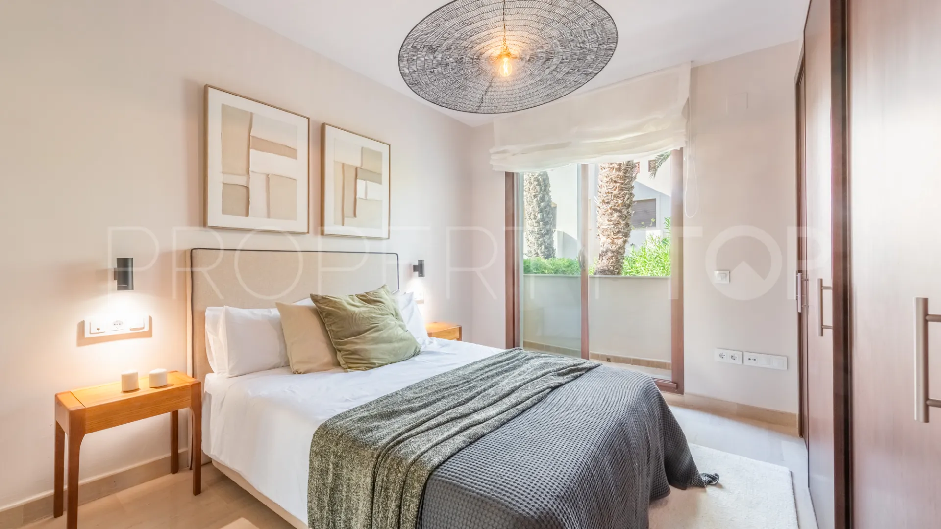 Buy penthouse with 3 bedrooms in Medina de Banús
