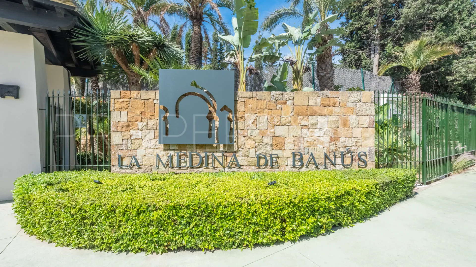 Buy penthouse with 3 bedrooms in Medina de Banús