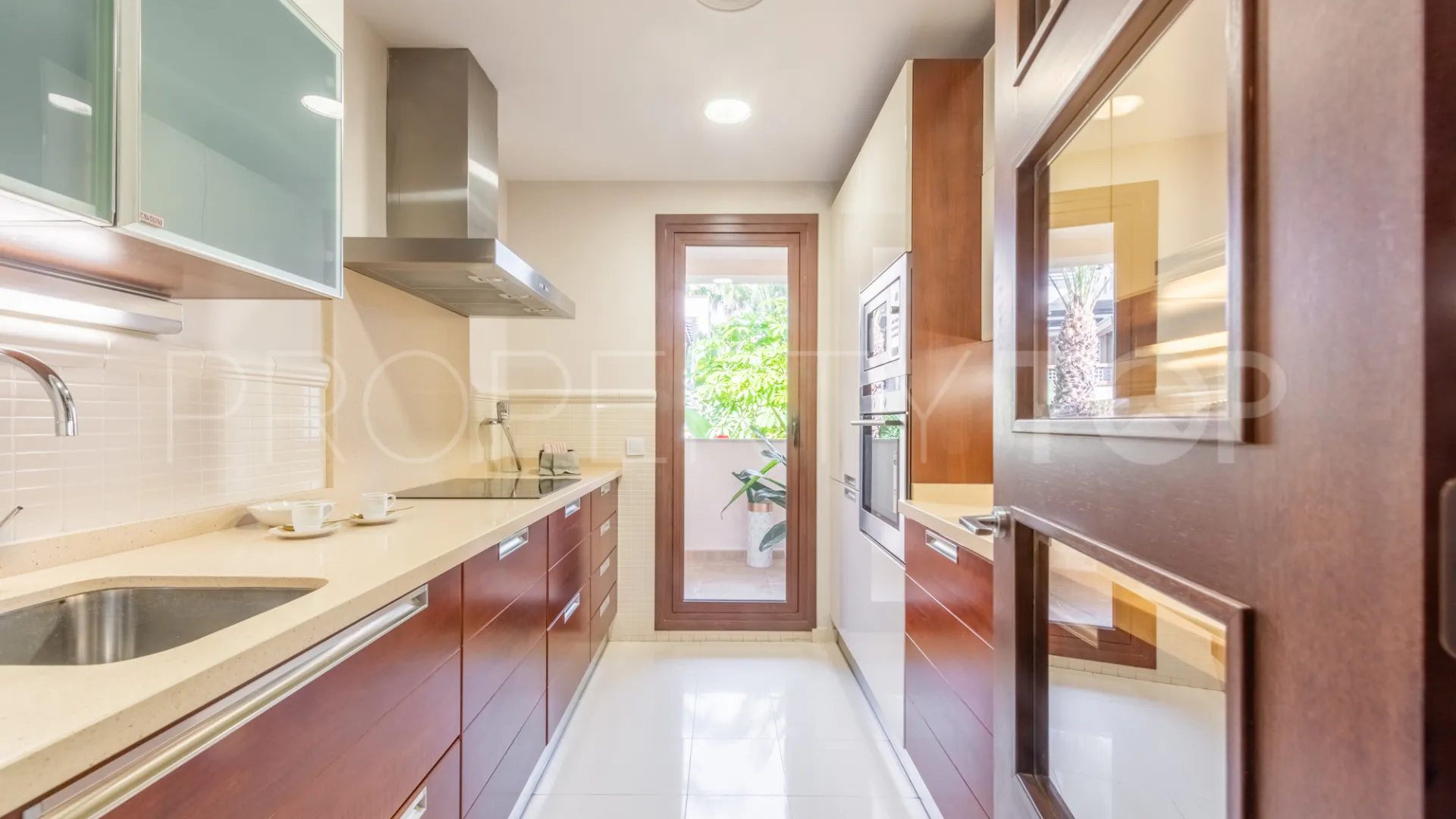 Buy penthouse with 3 bedrooms in Medina de Banús