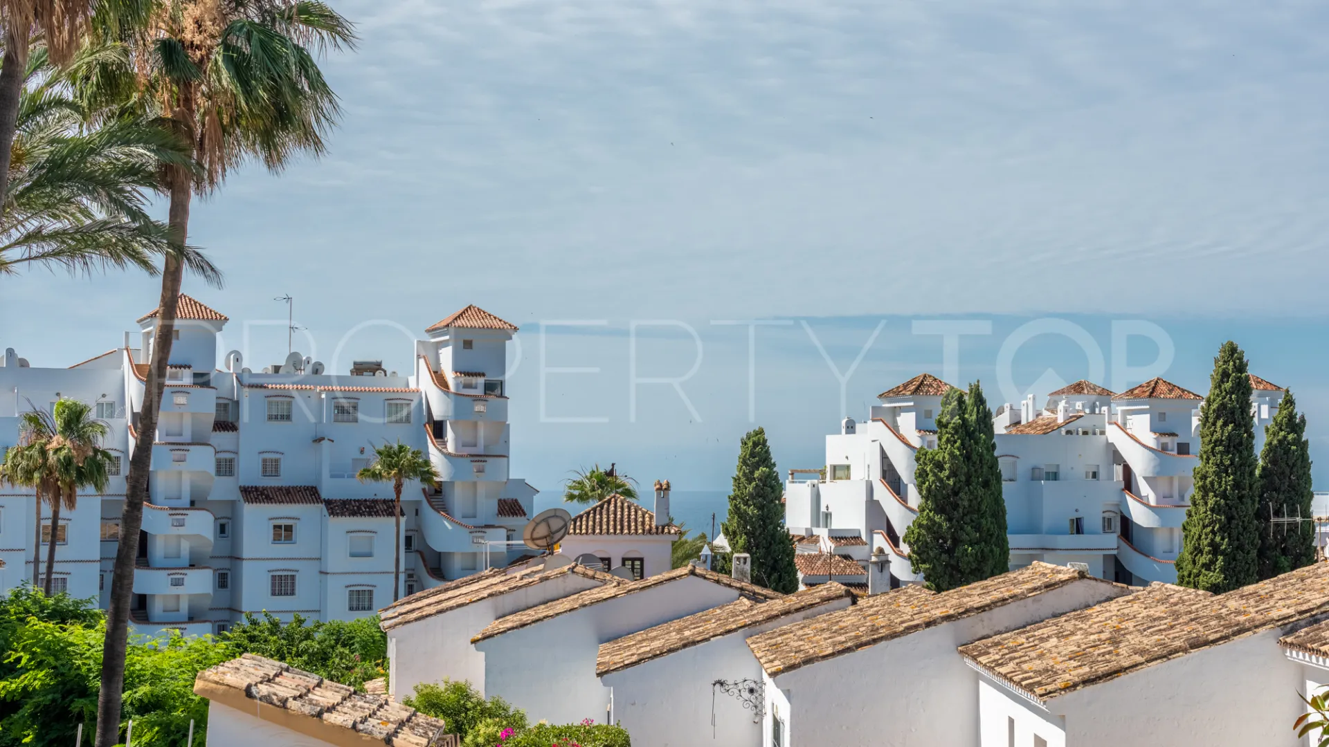Buy penthouse with 3 bedrooms in Medina de Banús