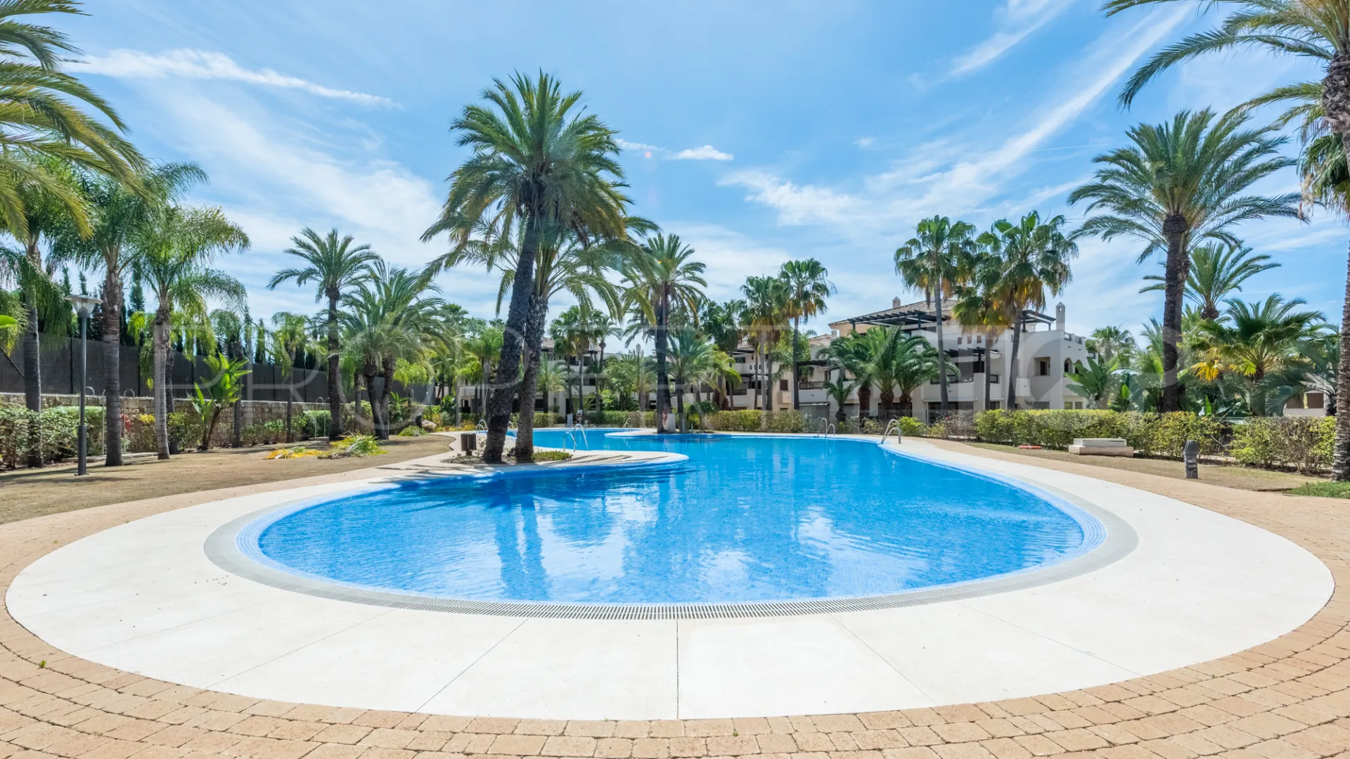 Buy penthouse with 3 bedrooms in Medina de Banús