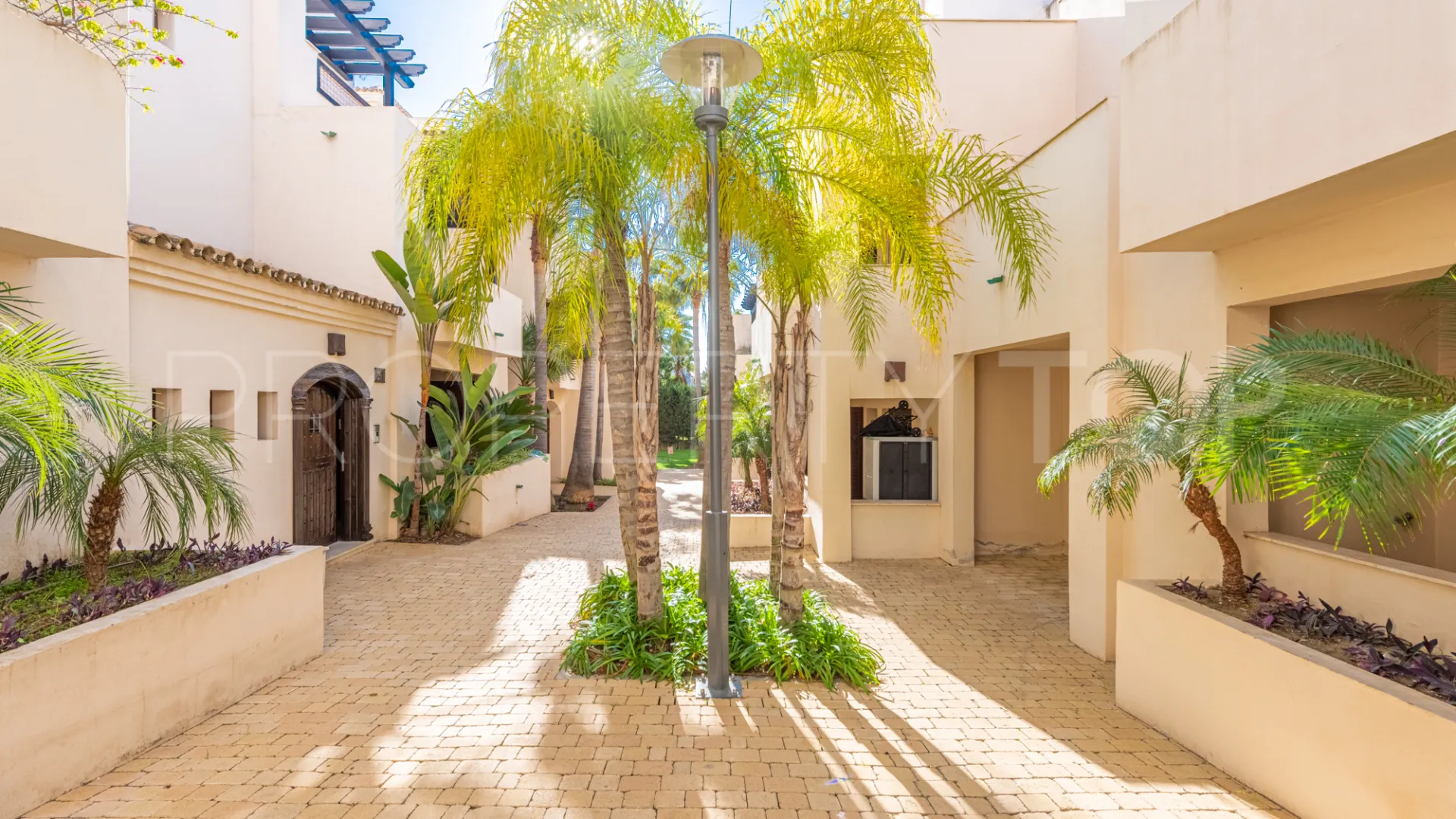 Buy penthouse with 3 bedrooms in Medina de Banús