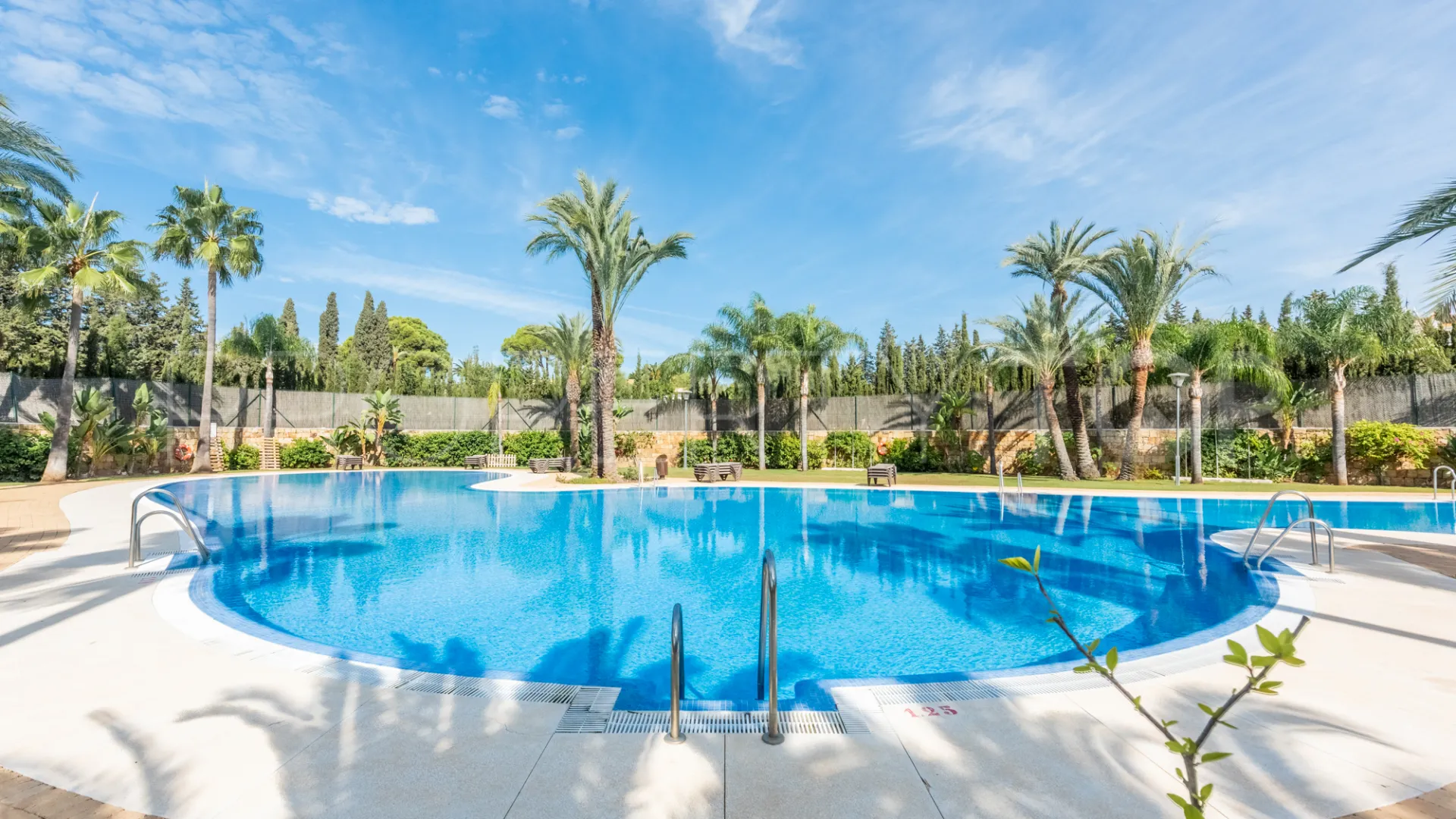 Buy penthouse with 3 bedrooms in Medina de Banús