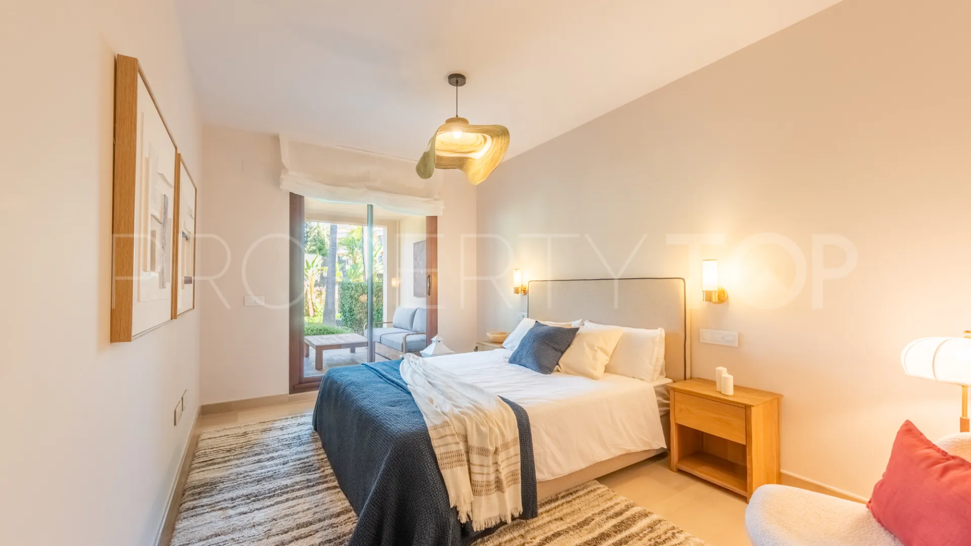 Buy penthouse with 3 bedrooms in Medina de Banús