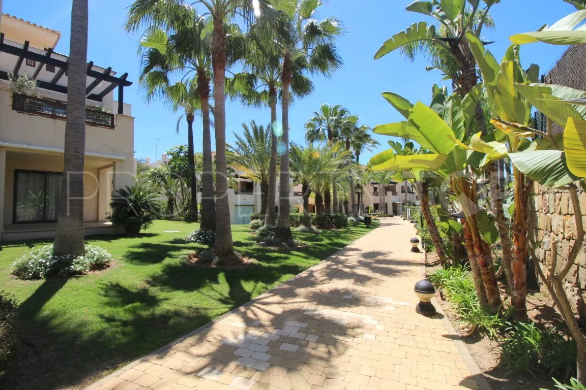 Buy penthouse with 3 bedrooms in Medina de Banús