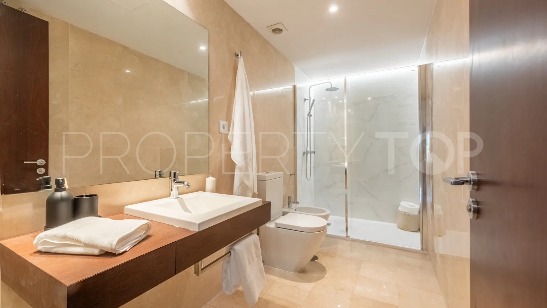 Buy penthouse with 3 bedrooms in Medina de Banús