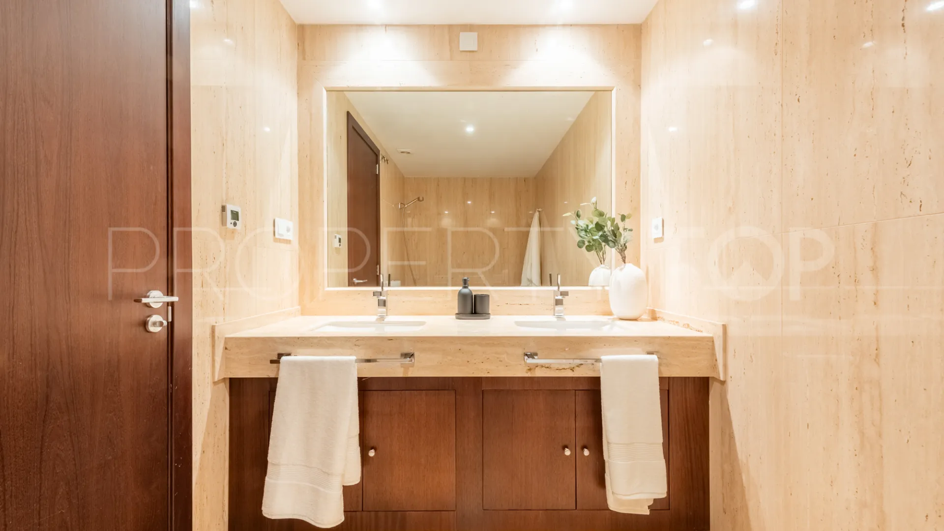 Buy penthouse with 3 bedrooms in Medina de Banús