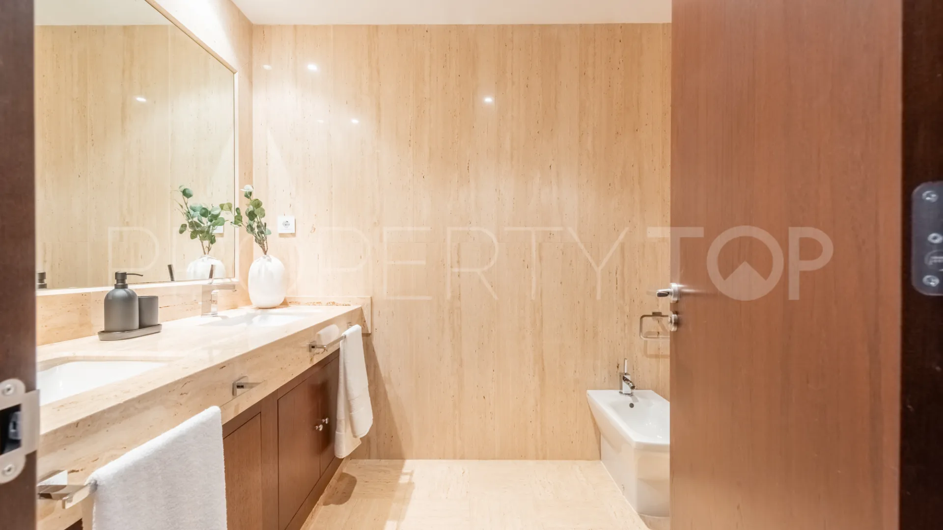 Buy penthouse with 3 bedrooms in Medina de Banús