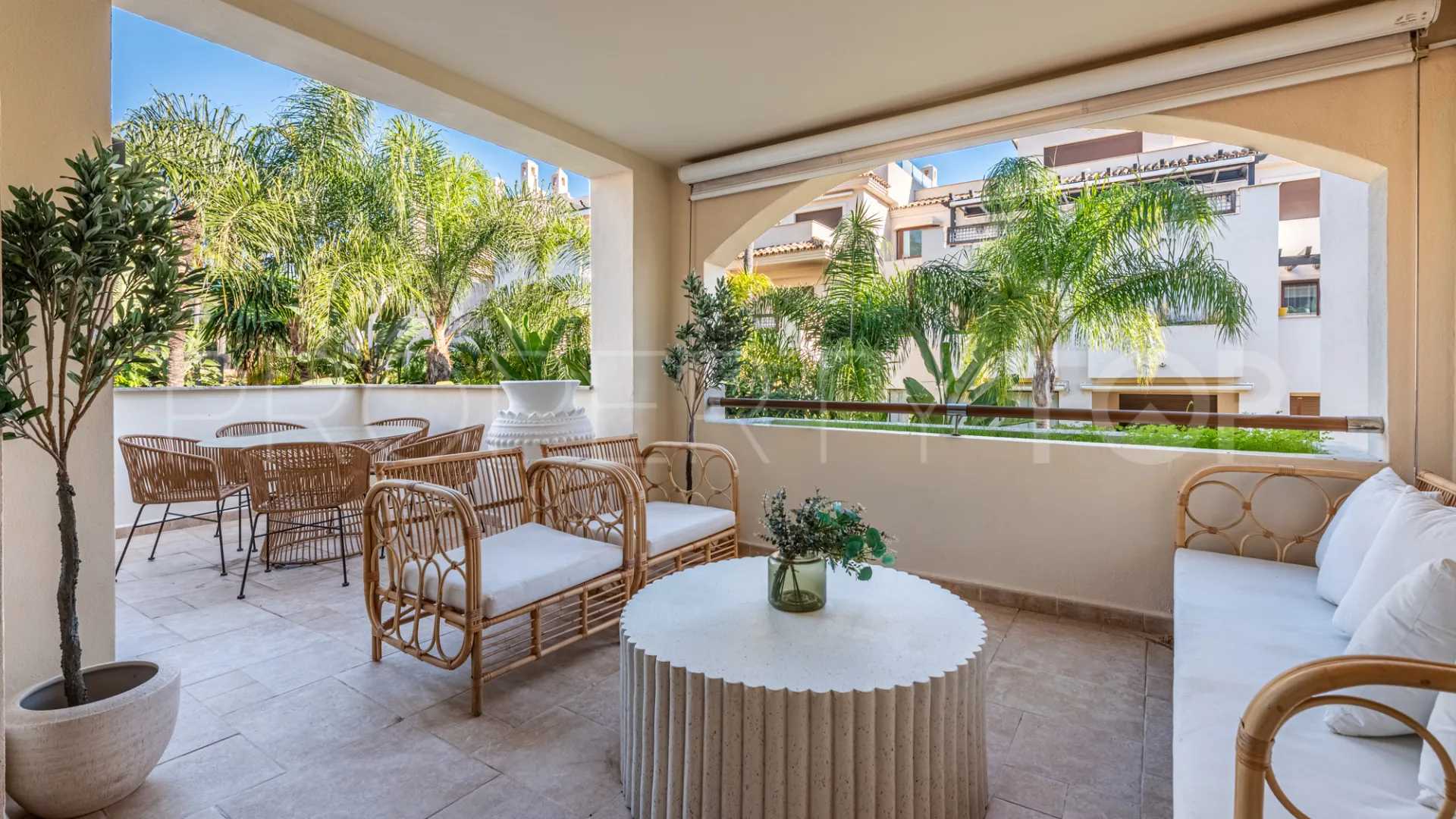 For sale 2 bedrooms apartment in Medina de Banús
