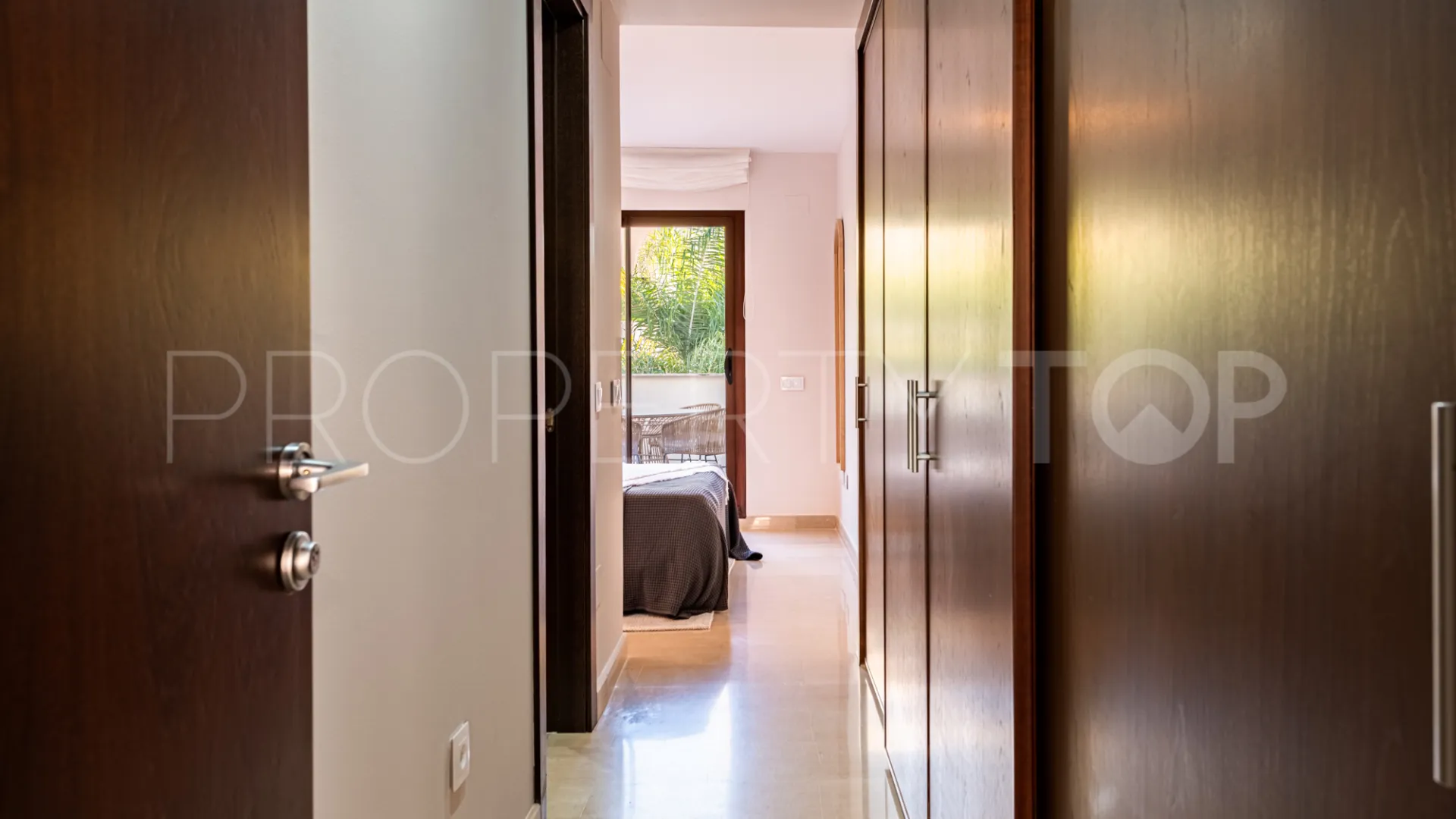 For sale 2 bedrooms apartment in Medina de Banús