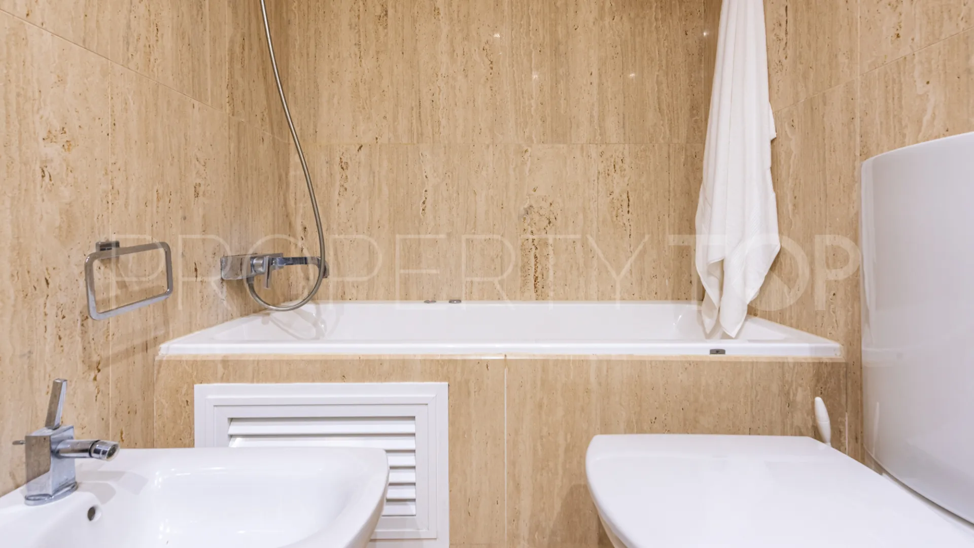 For sale 2 bedrooms apartment in Medina de Banús