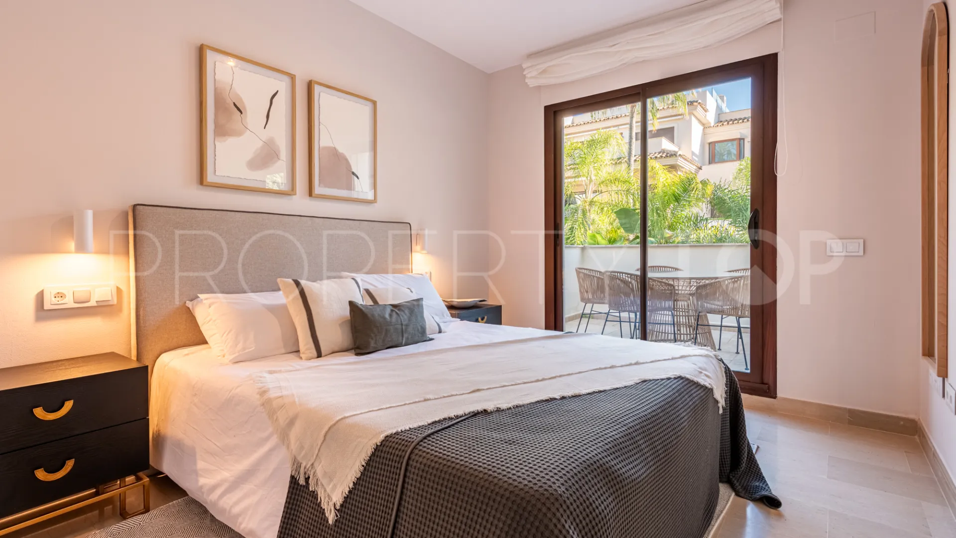 For sale 2 bedrooms apartment in Medina de Banús