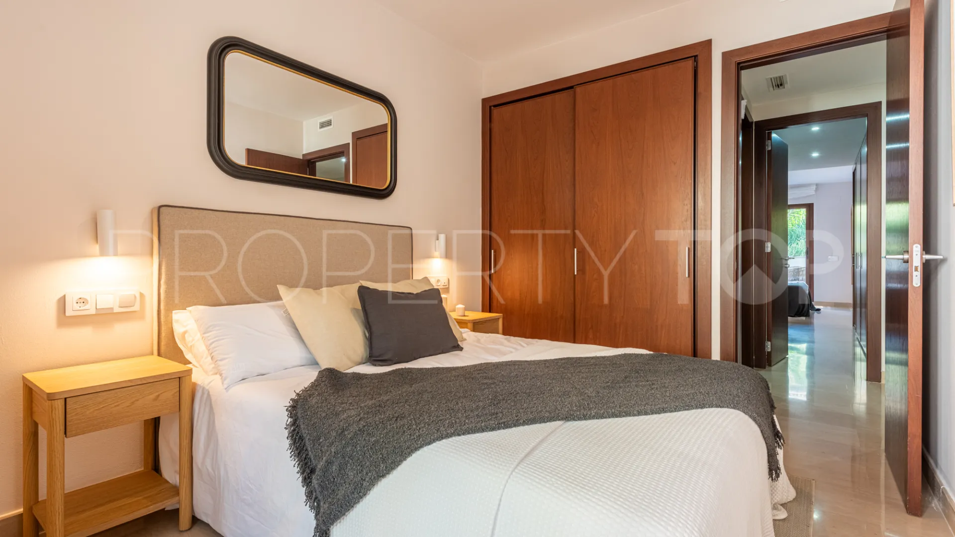 For sale 2 bedrooms apartment in Medina de Banús