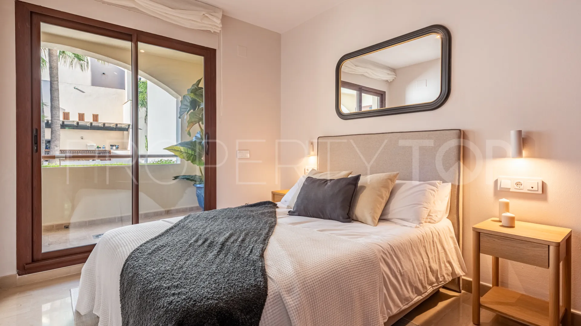For sale 2 bedrooms apartment in Medina de Banús