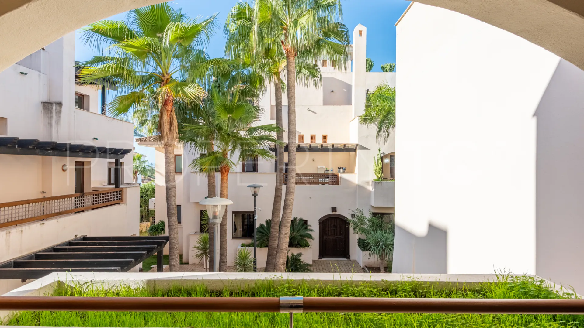 For sale 2 bedrooms apartment in Medina de Banús