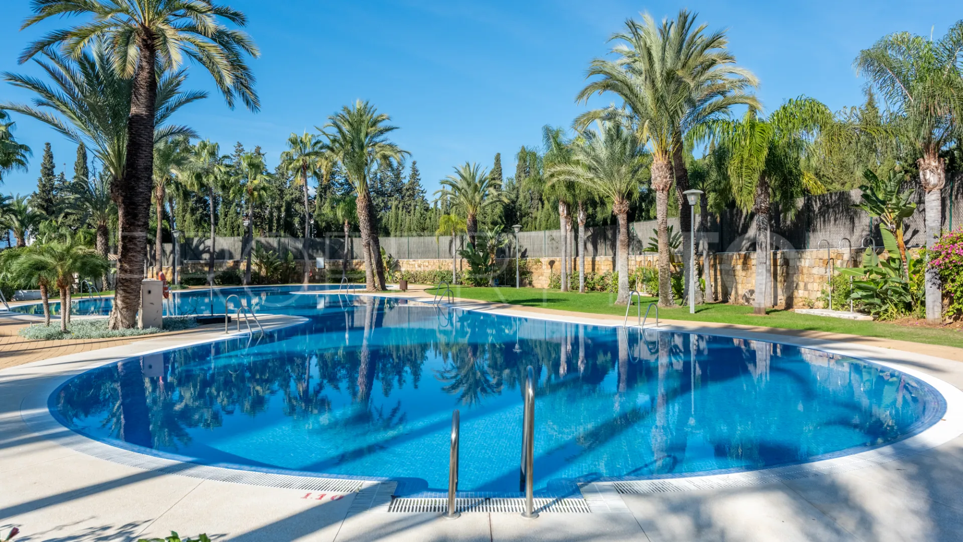 For sale 2 bedrooms apartment in Medina de Banús