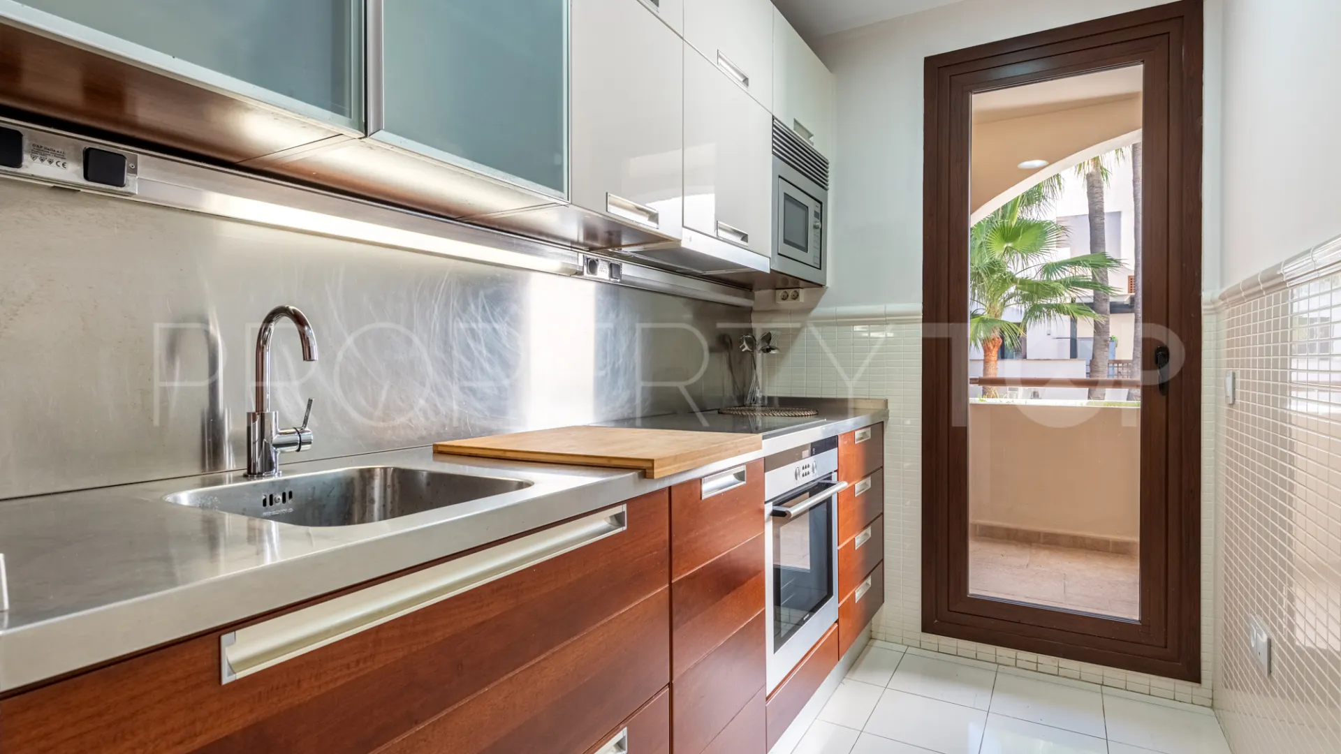 For sale 2 bedrooms apartment in Medina de Banús