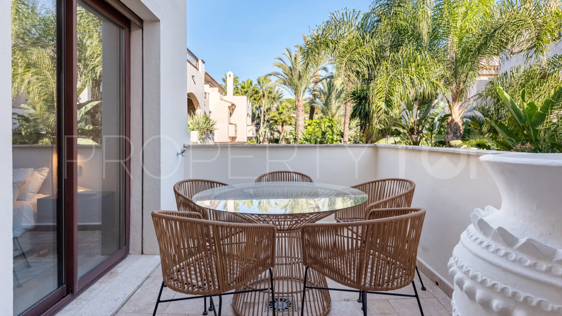 For sale 2 bedrooms apartment in Medina de Banús