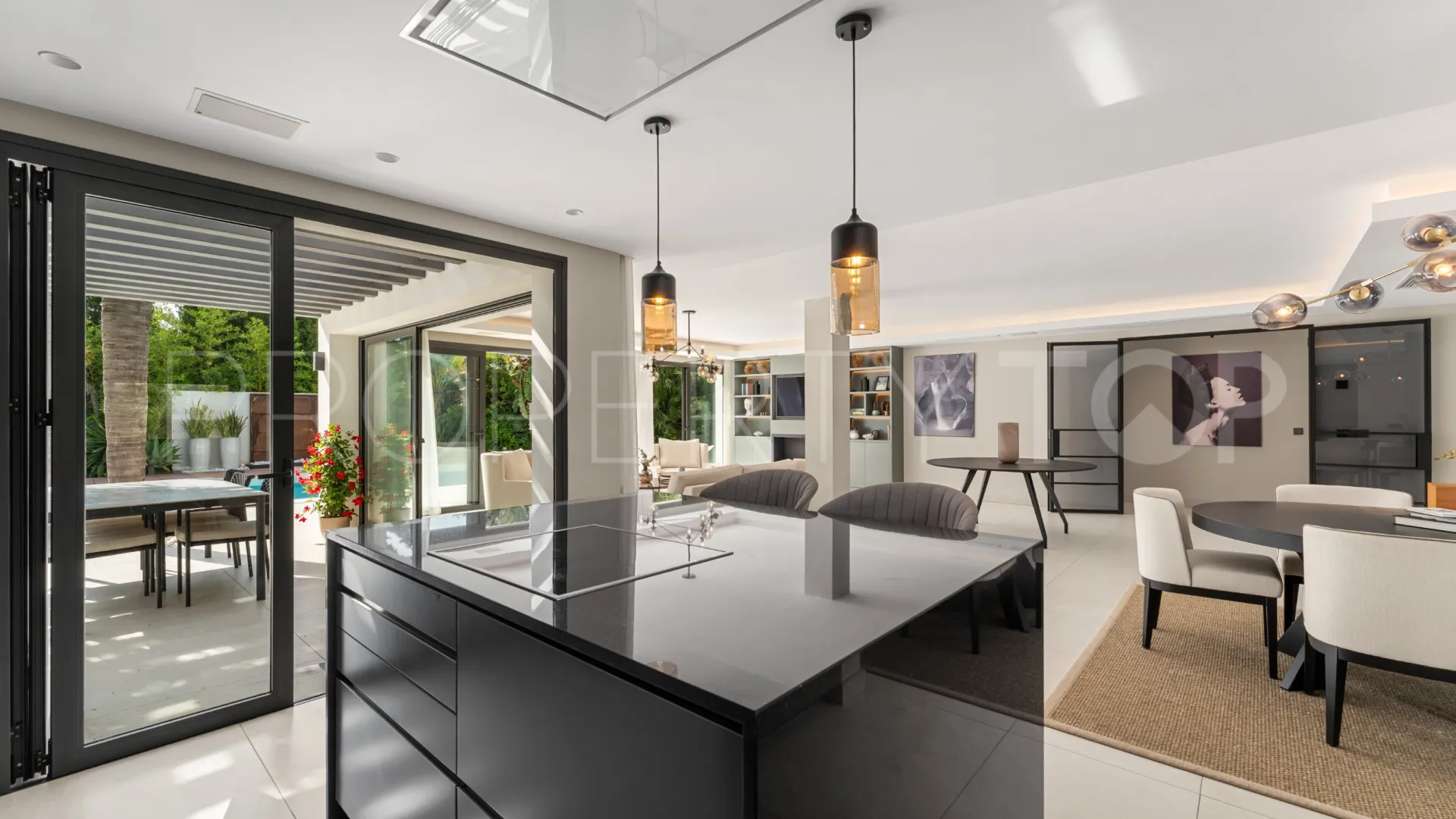 Villa for sale in Las Brisas