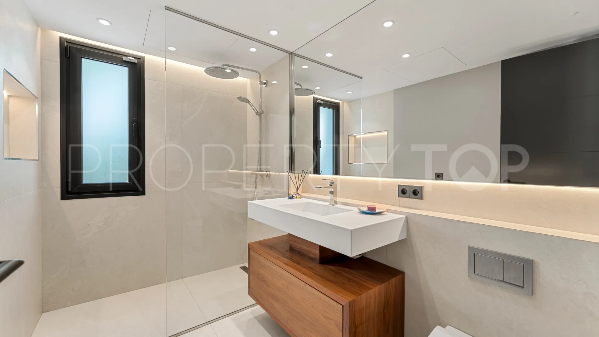 Villa for sale in Las Brisas