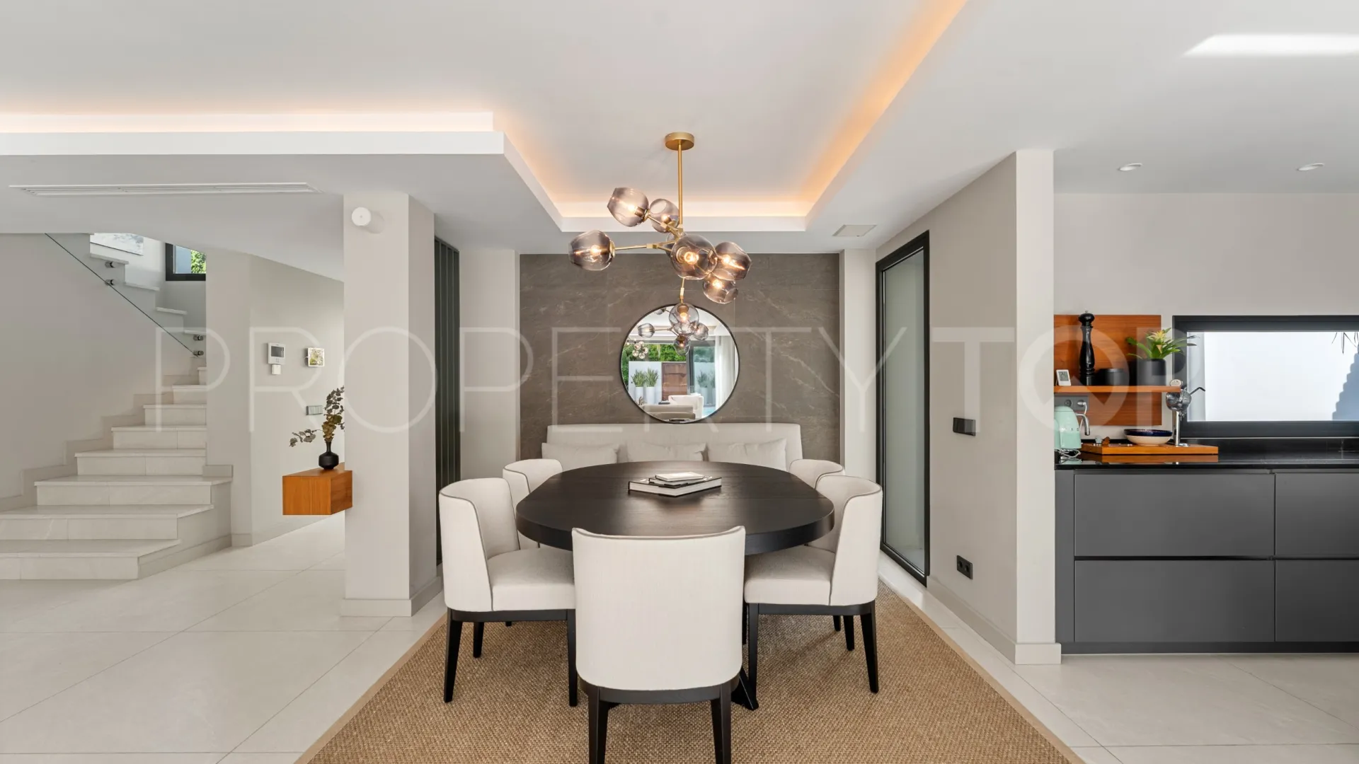 Villa for sale in Las Brisas