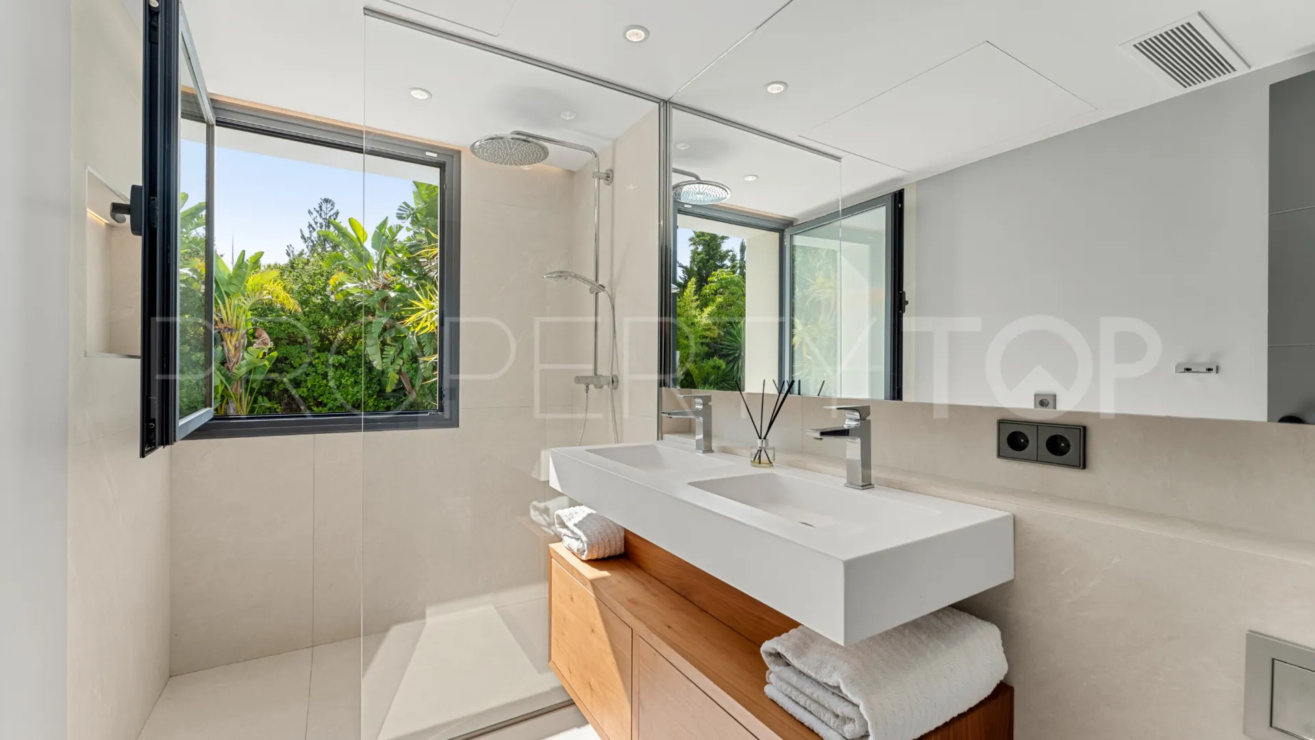Villa for sale in Las Brisas