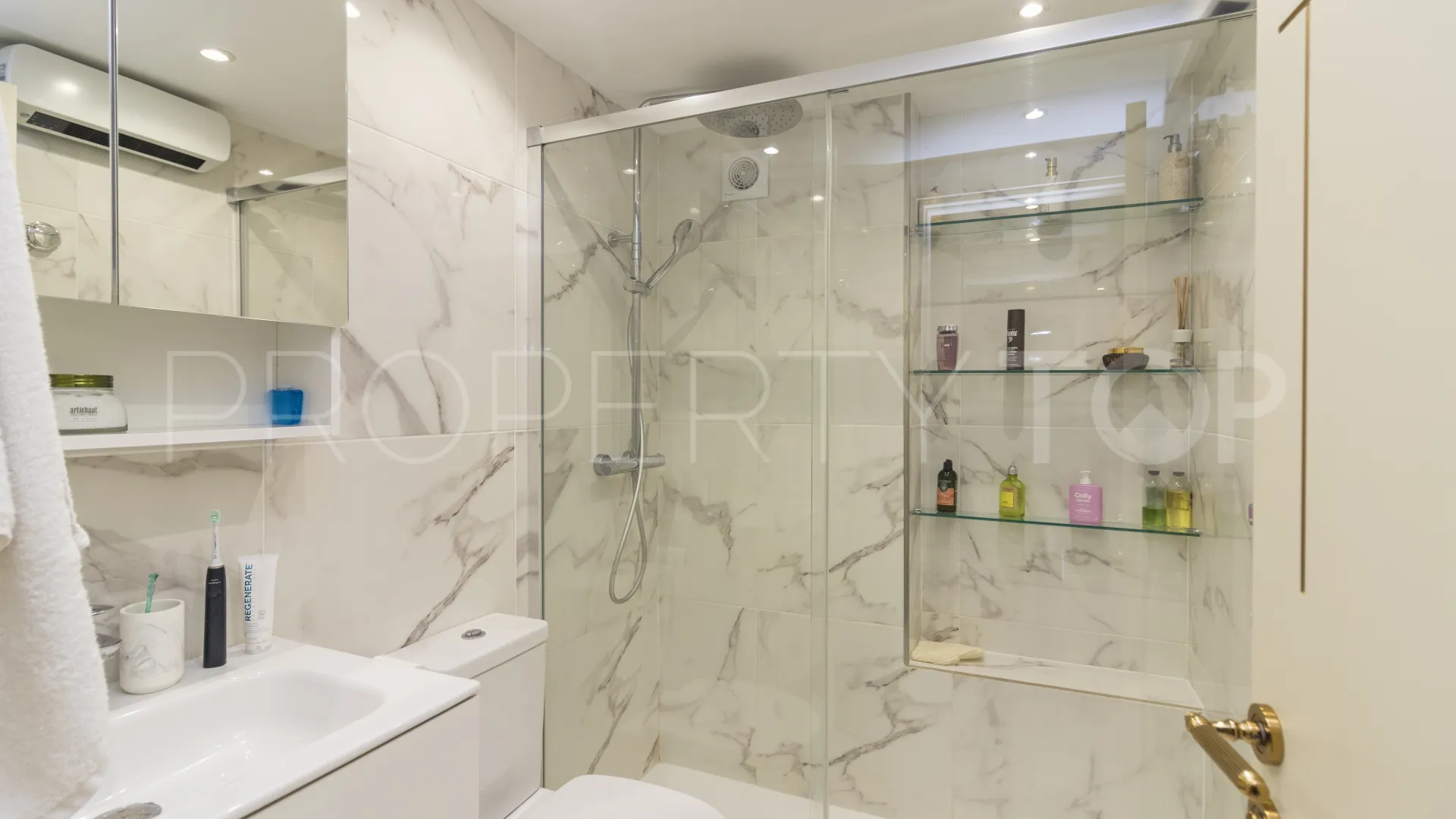Apartamento a la venta de 2 dormitorios en Marina Banus