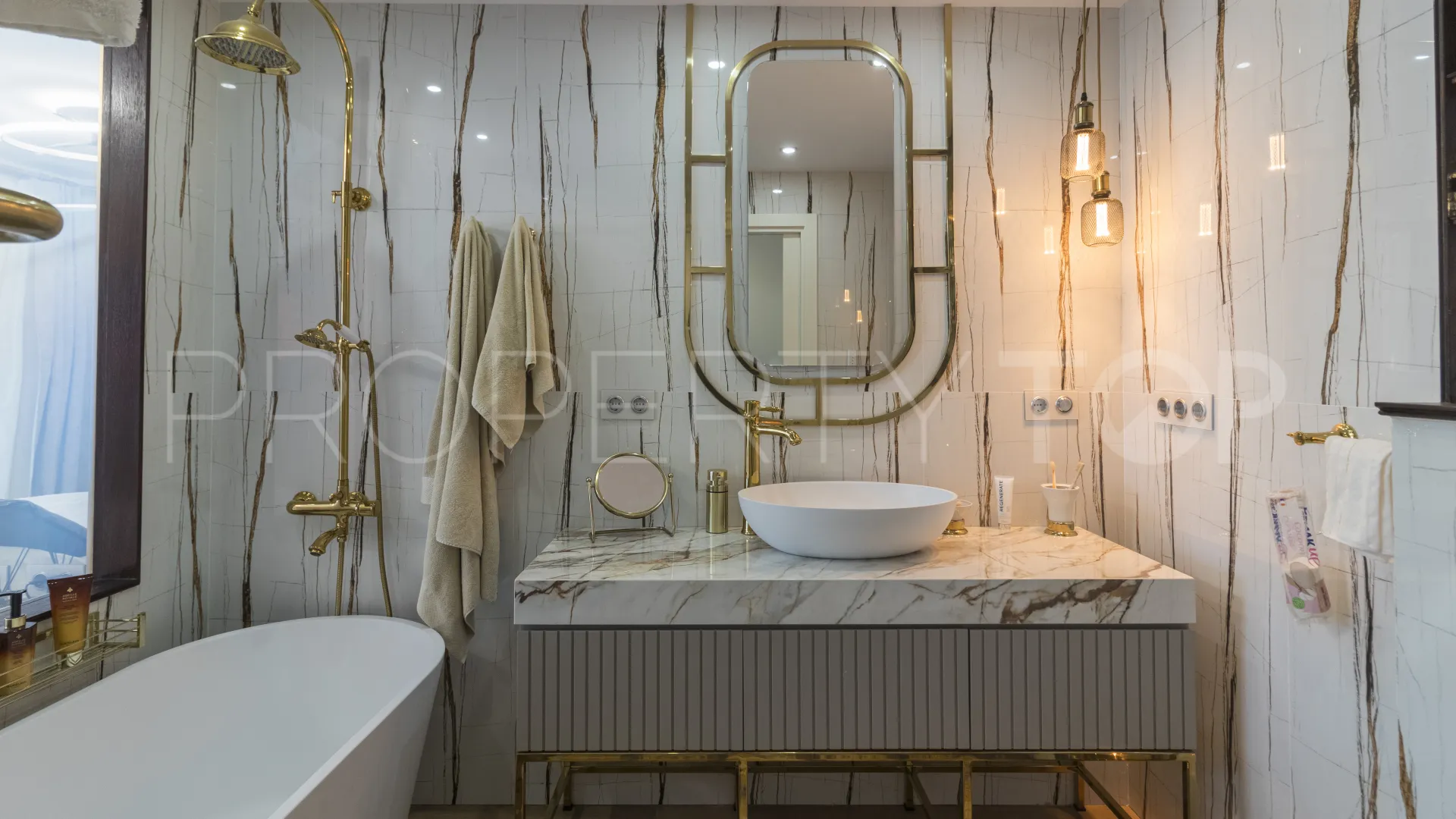 Apartamento a la venta de 2 dormitorios en Marina Banus