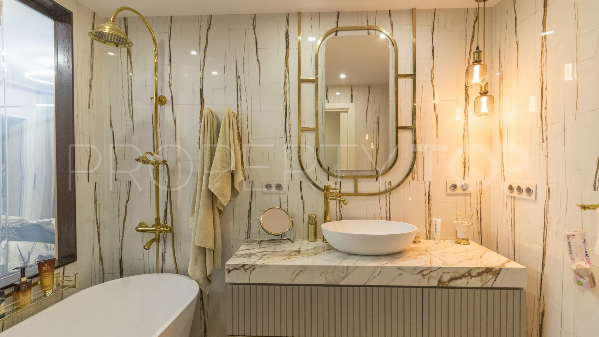 Apartamento a la venta de 2 dormitorios en Marina Banus