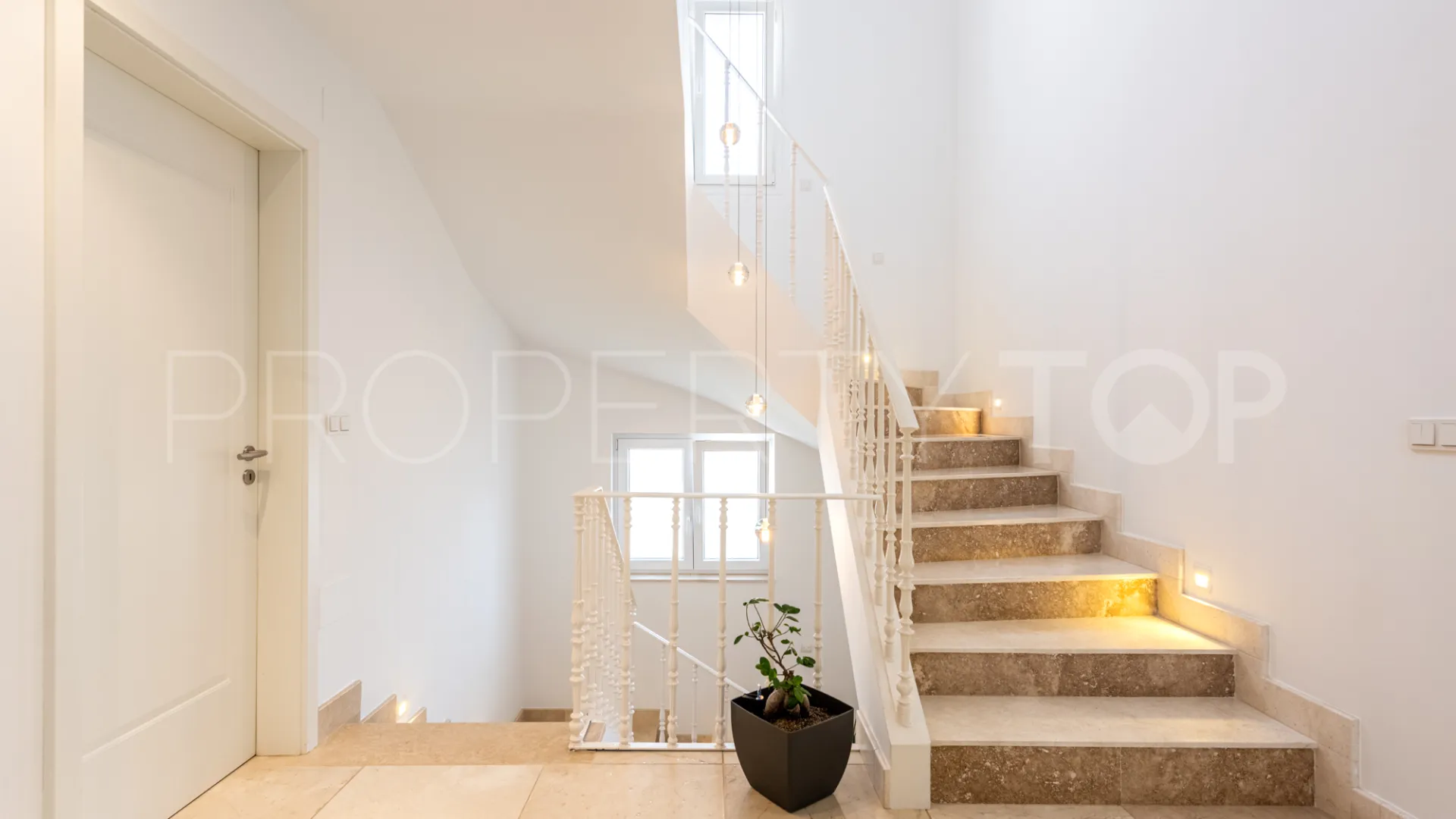 5 bedrooms villa in Hacienda las Chapas for sale
