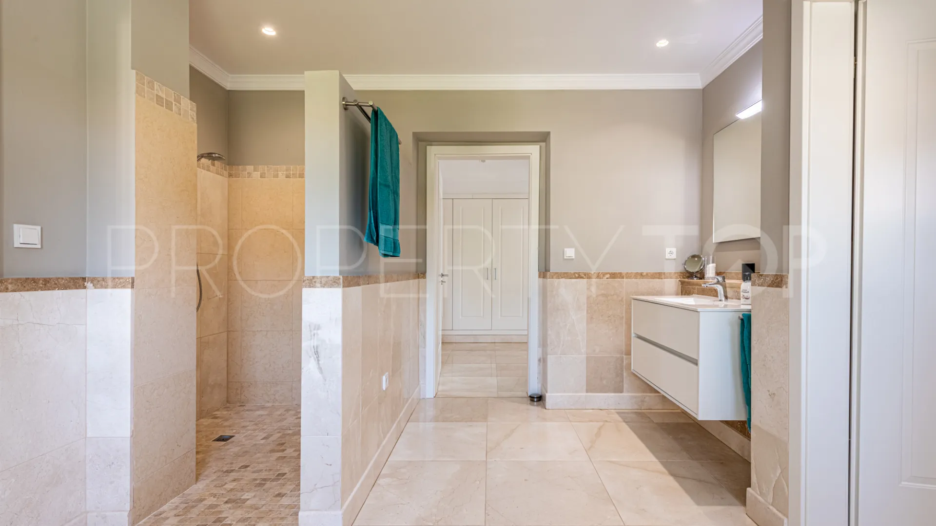 5 bedrooms villa in Hacienda las Chapas for sale