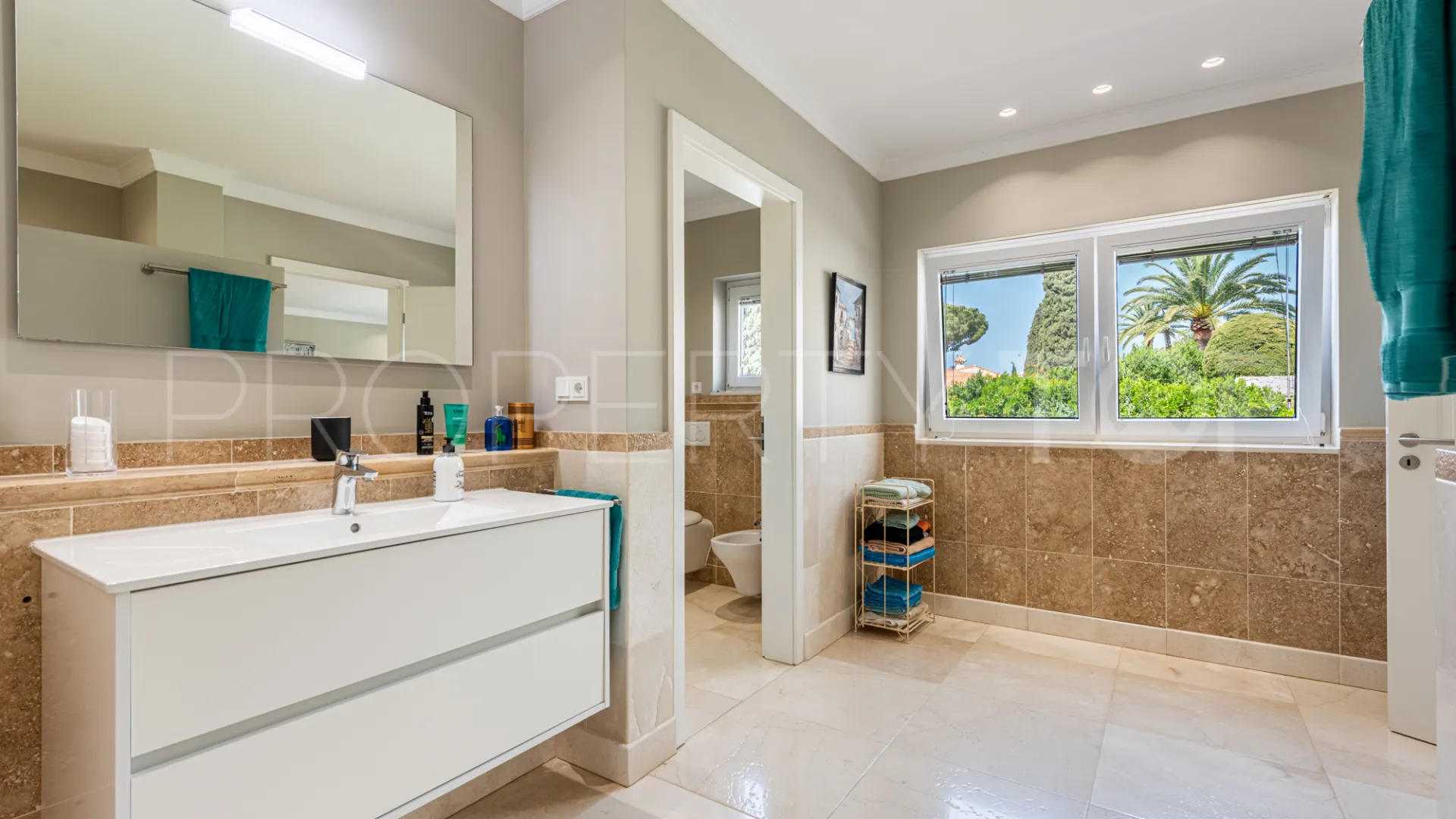 5 bedrooms villa in Hacienda las Chapas for sale