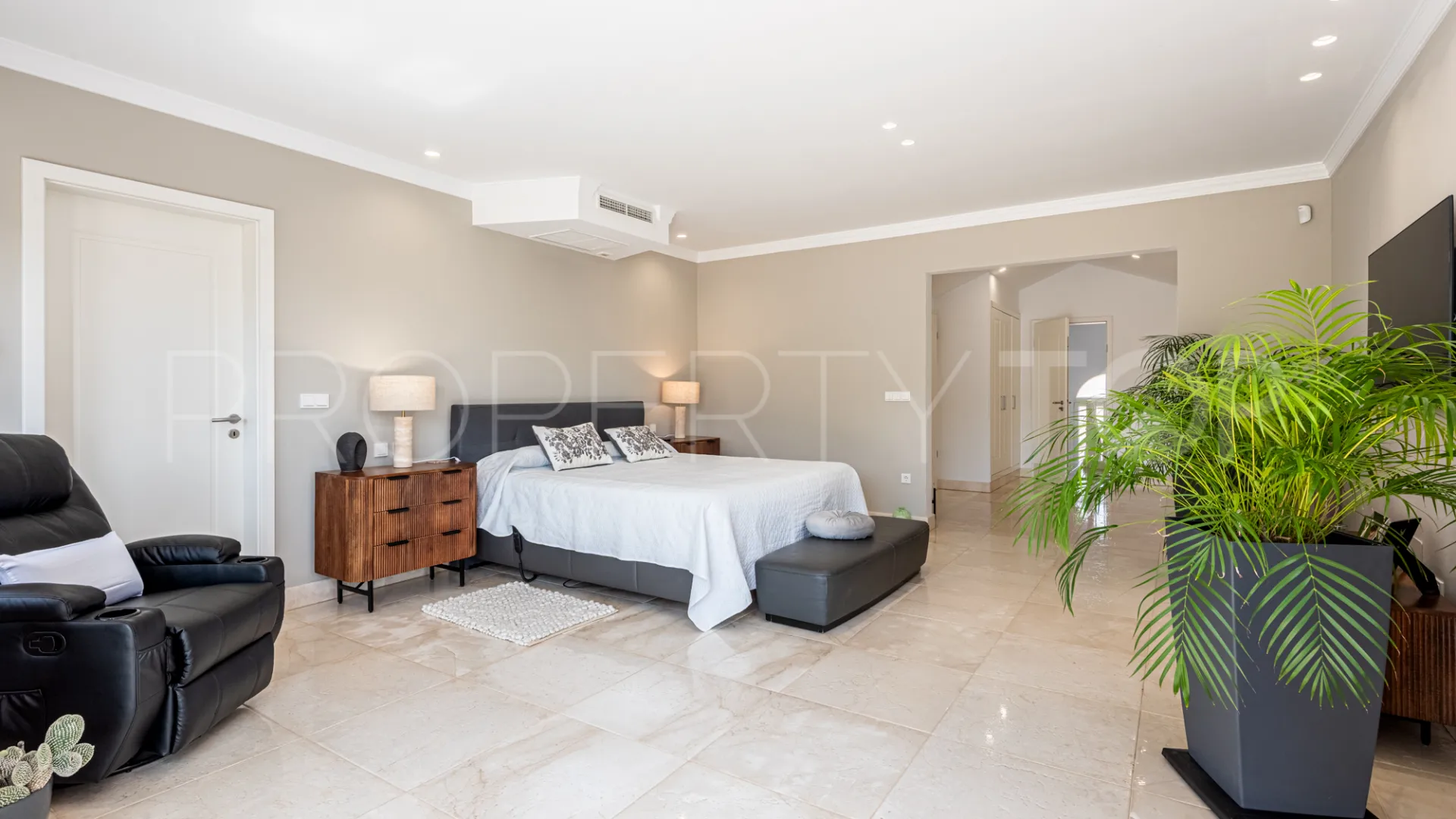 5 bedrooms villa in Hacienda las Chapas for sale