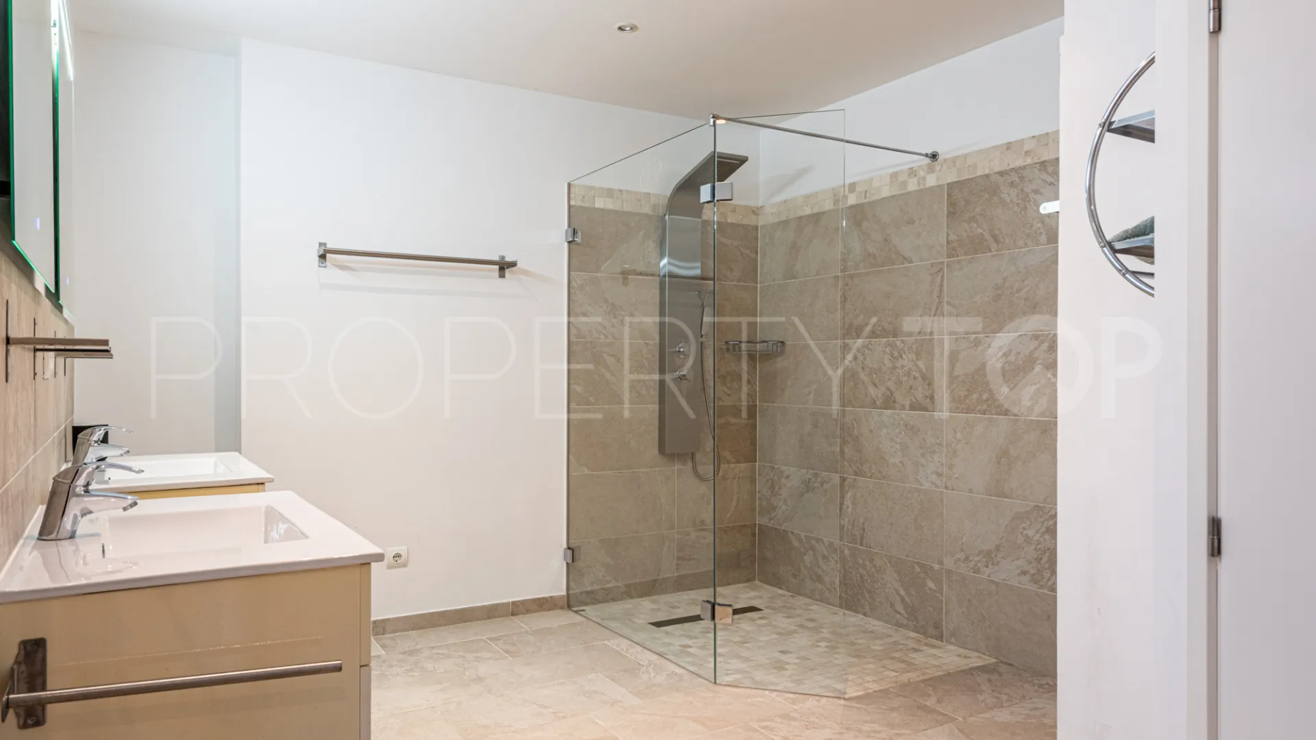 5 bedrooms villa in Hacienda las Chapas for sale