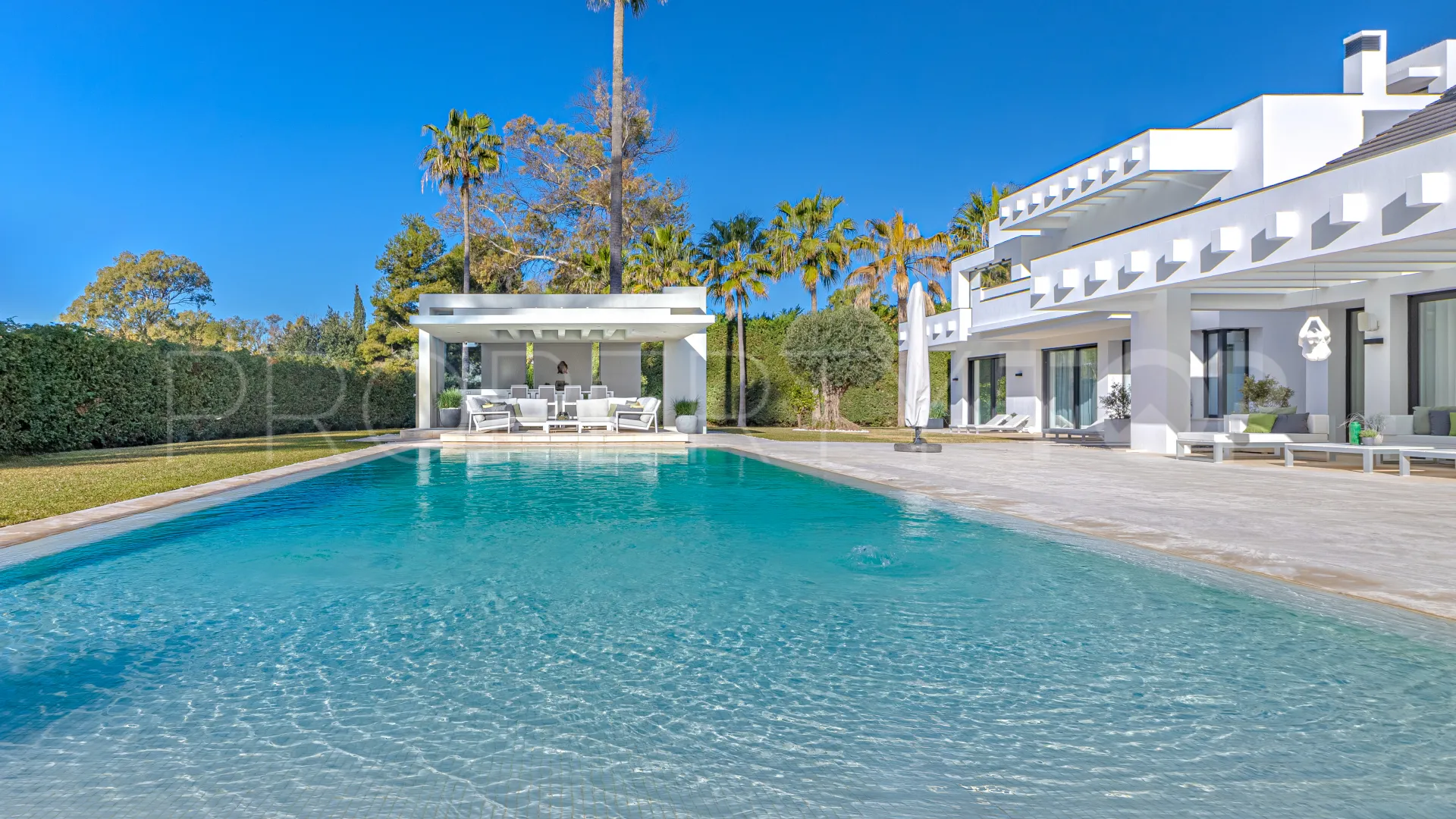 For sale villa in Guadalmina Baja with 5 bedrooms