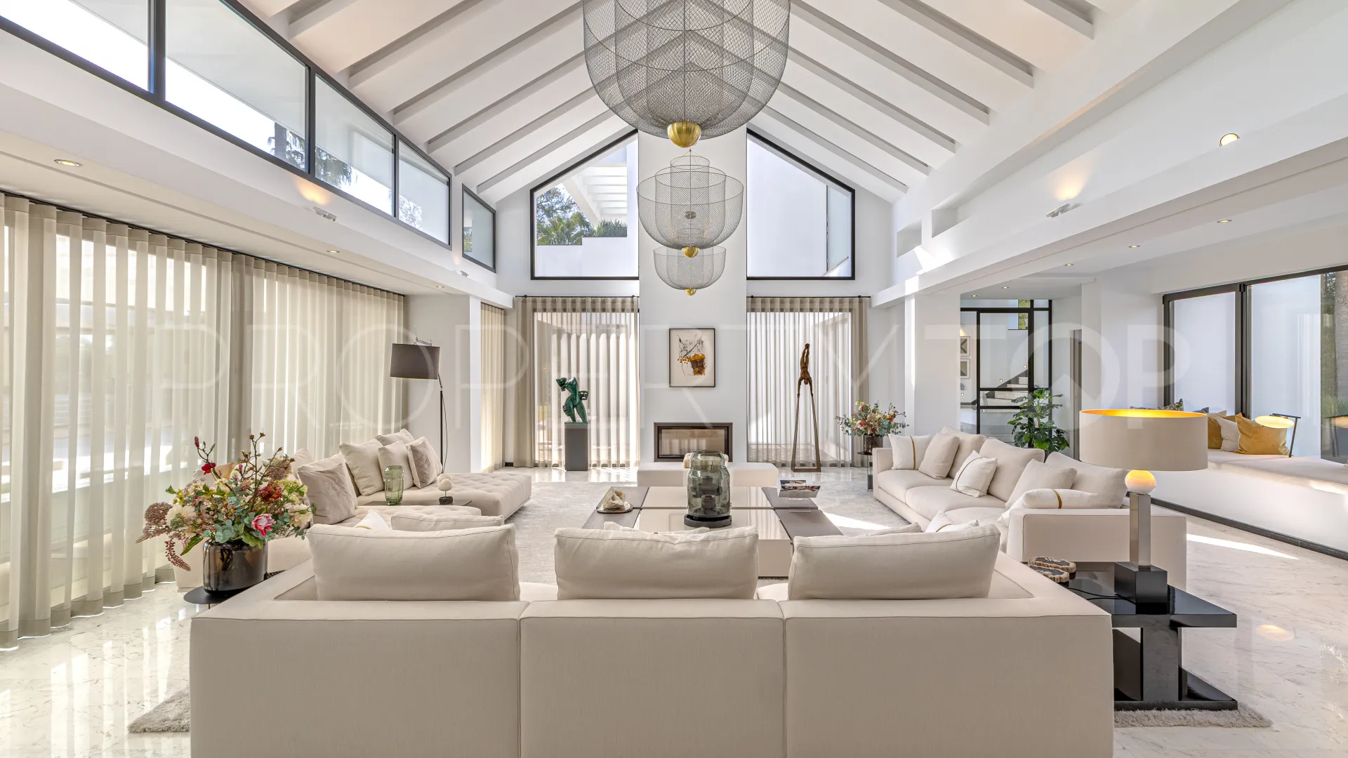 For sale villa in Guadalmina Baja with 5 bedrooms
