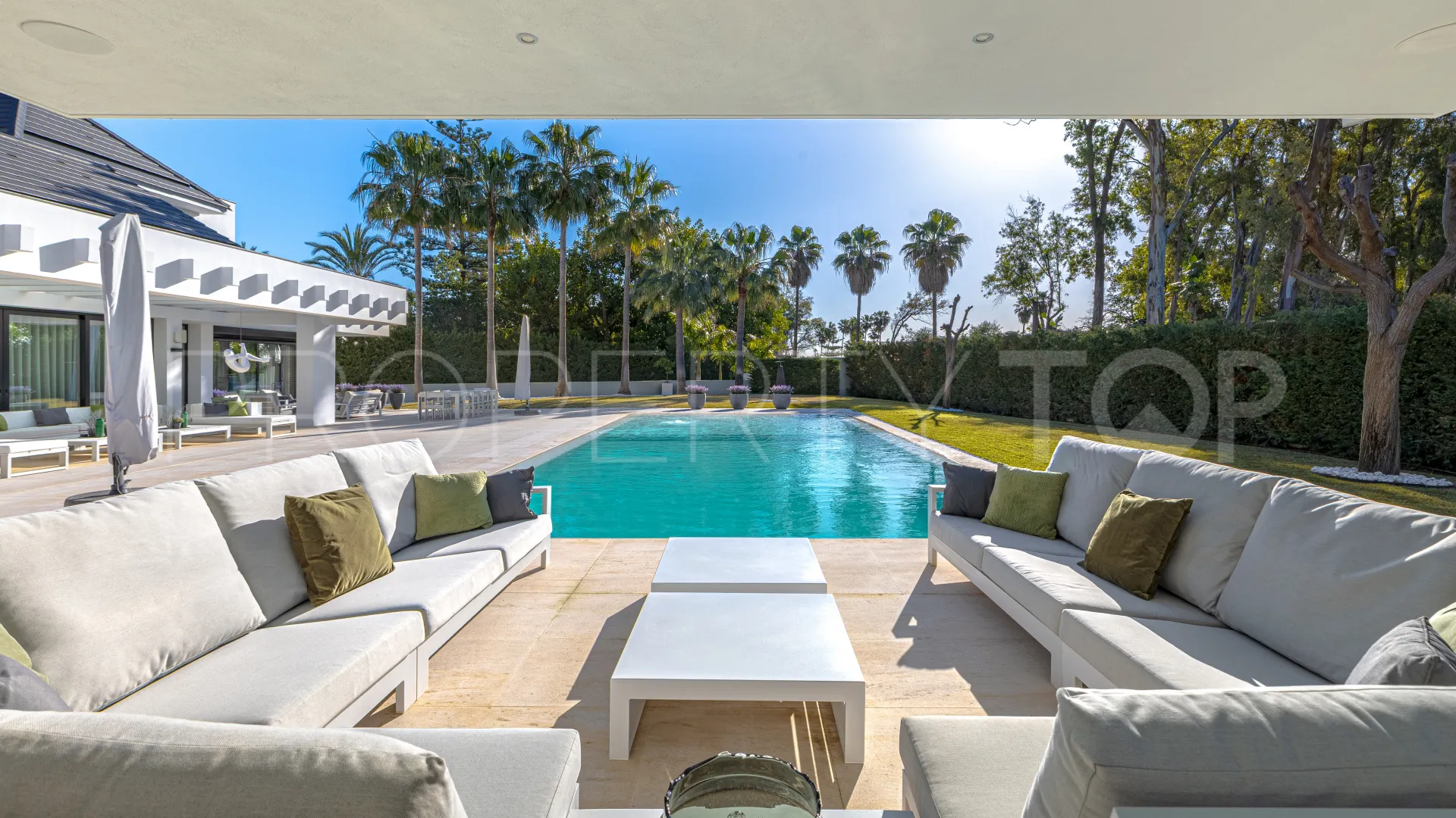 For sale villa in Guadalmina Baja with 5 bedrooms