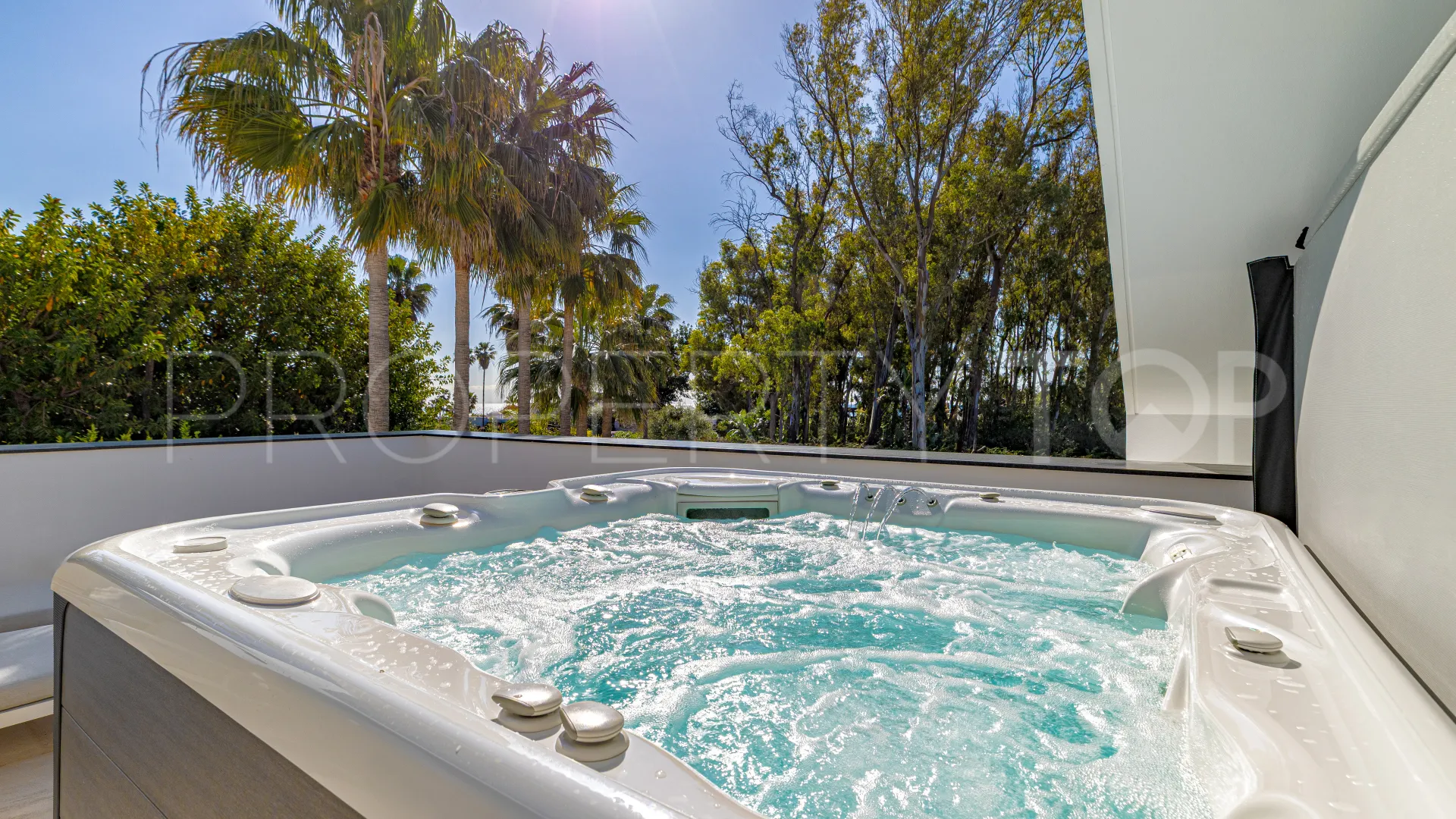 For sale villa in Guadalmina Baja with 5 bedrooms