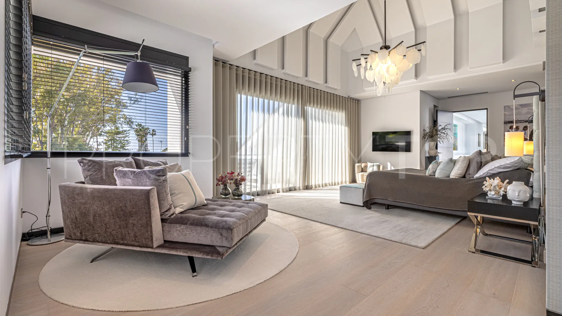 For sale villa in Guadalmina Baja with 5 bedrooms