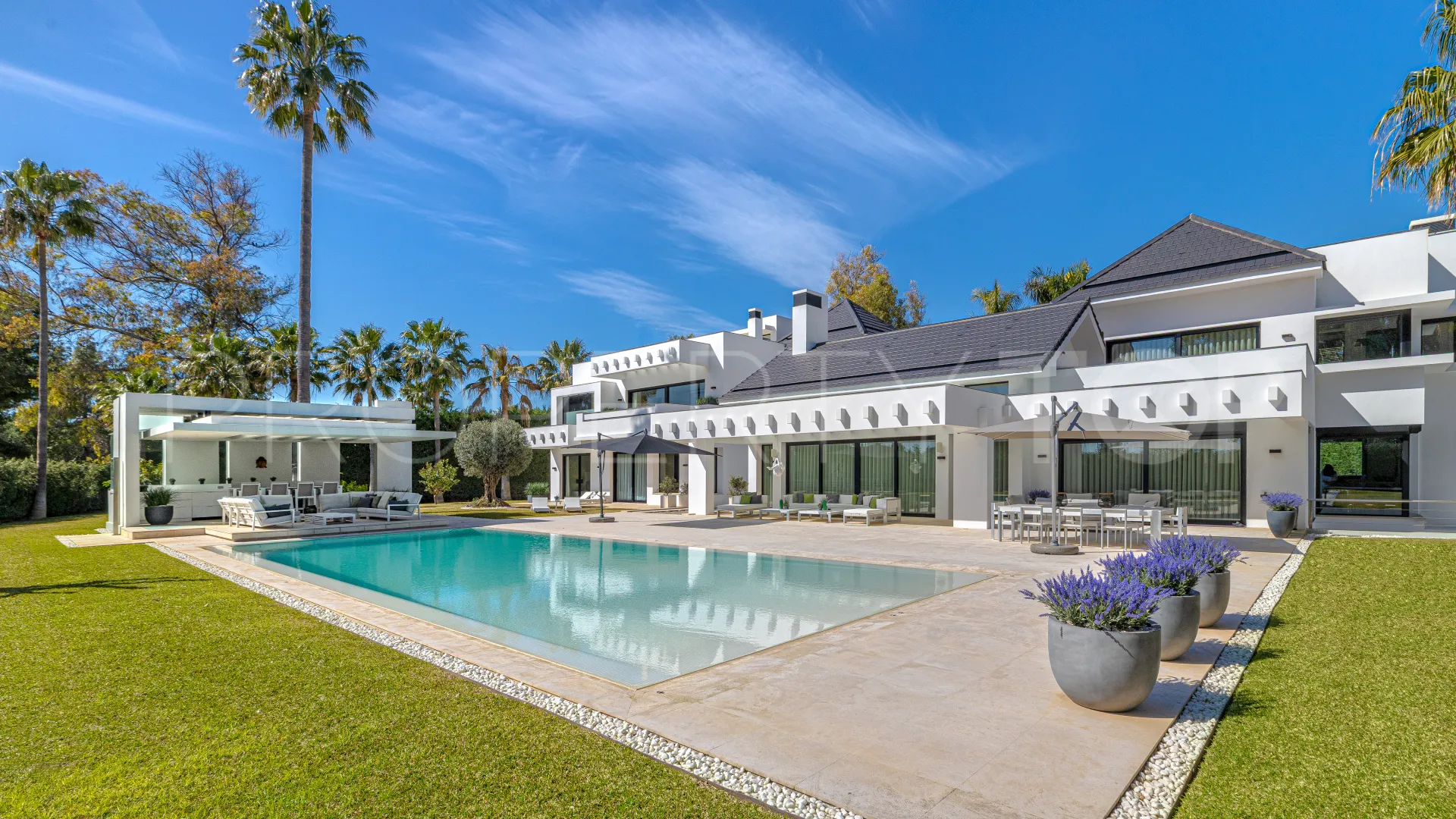 For sale villa in Guadalmina Baja with 5 bedrooms
