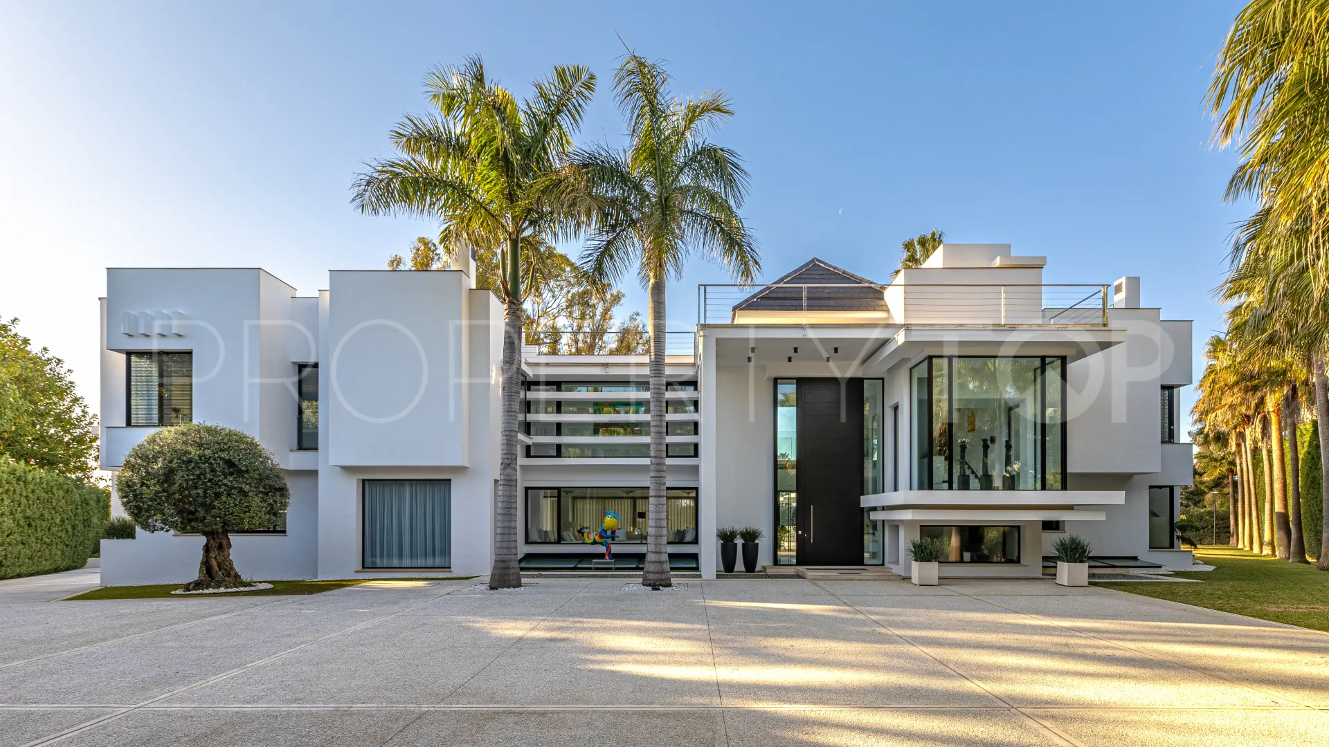 For sale villa in Guadalmina Baja with 5 bedrooms