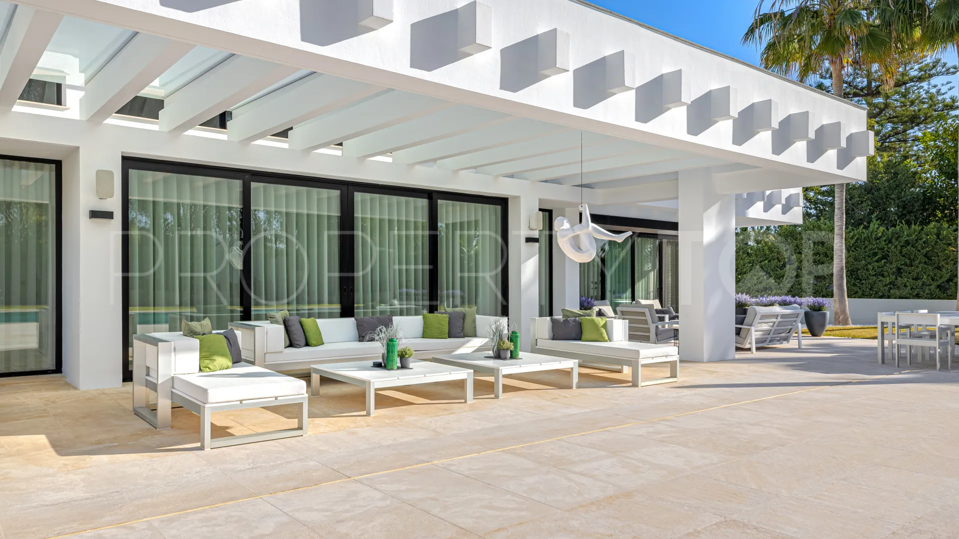 For sale villa in Guadalmina Baja with 5 bedrooms