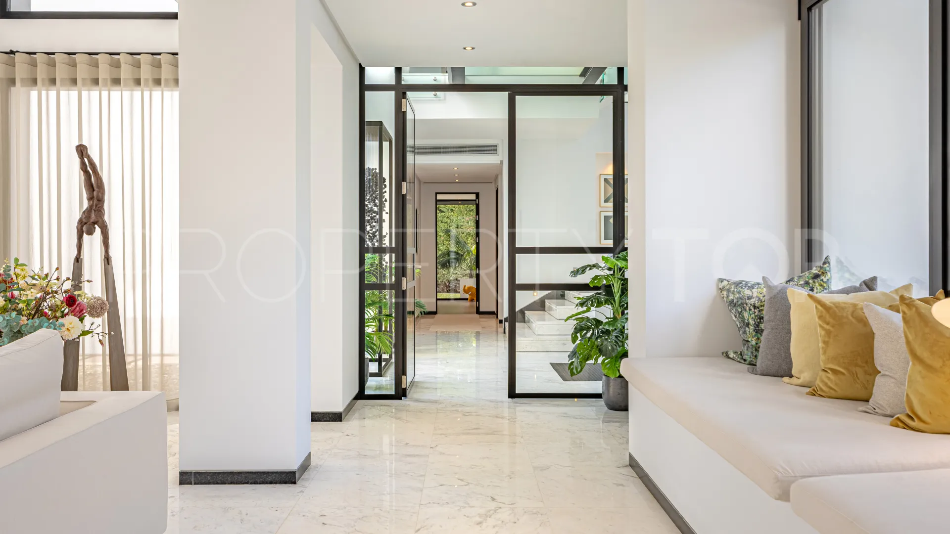For sale villa in Guadalmina Baja with 5 bedrooms