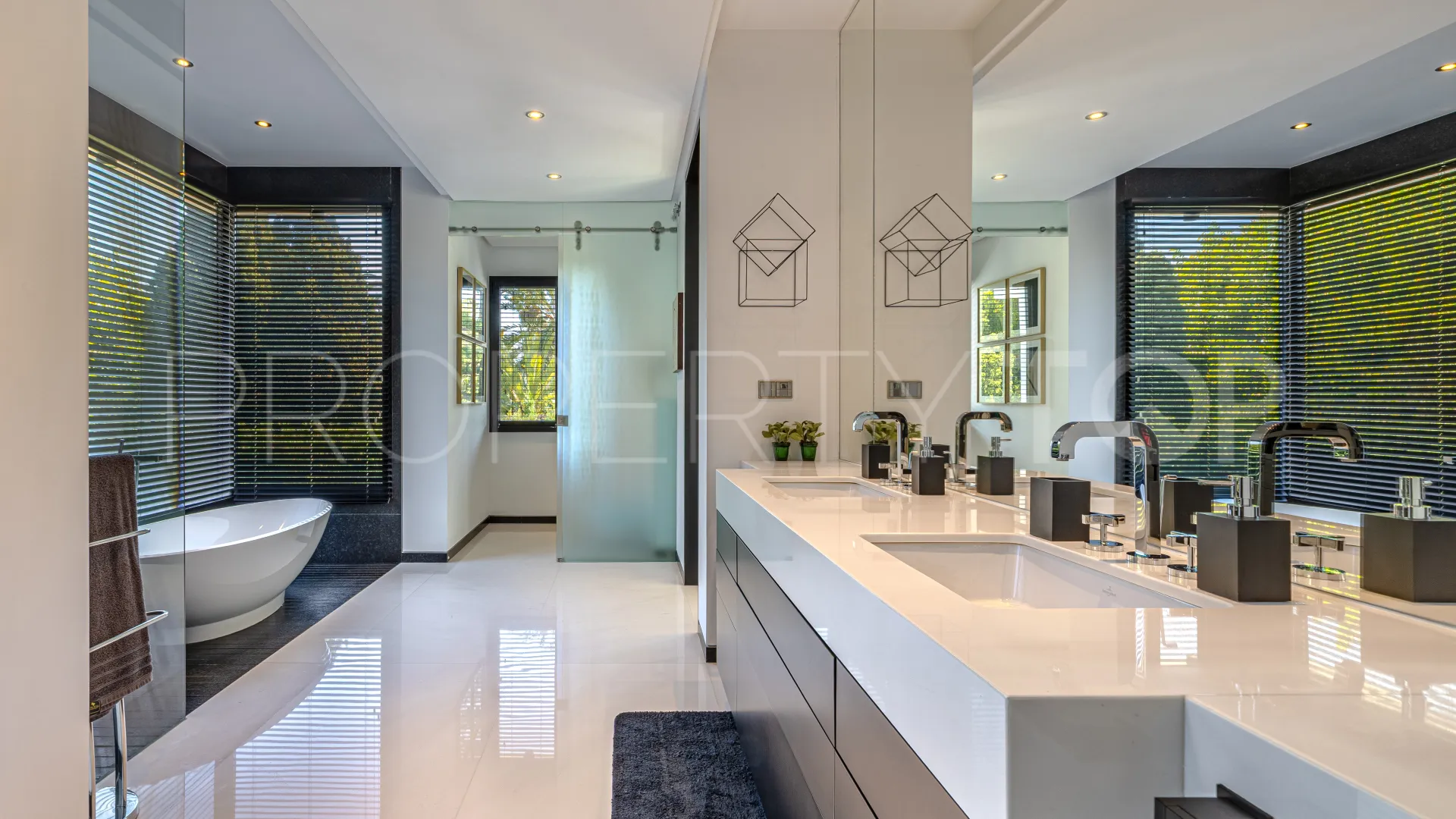 For sale villa in Guadalmina Baja with 5 bedrooms