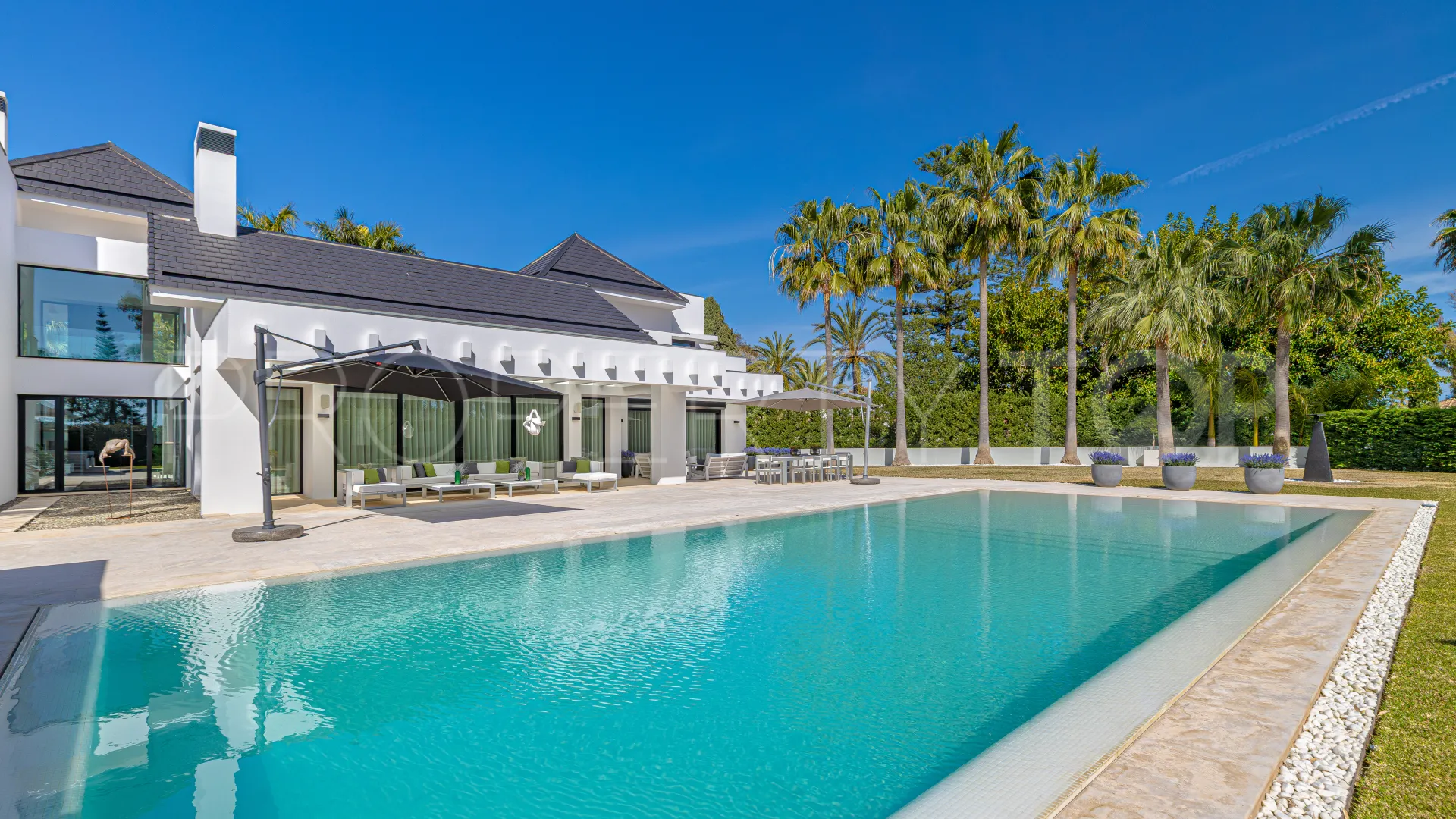For sale villa in Guadalmina Baja with 5 bedrooms