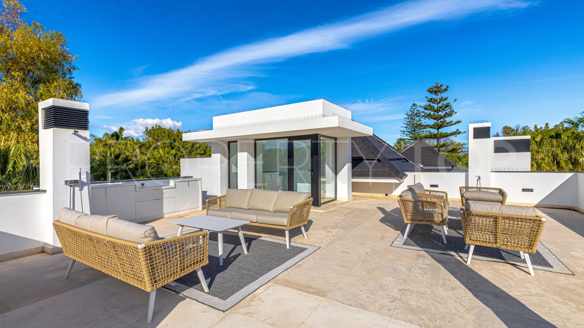 For sale villa in Guadalmina Baja with 5 bedrooms