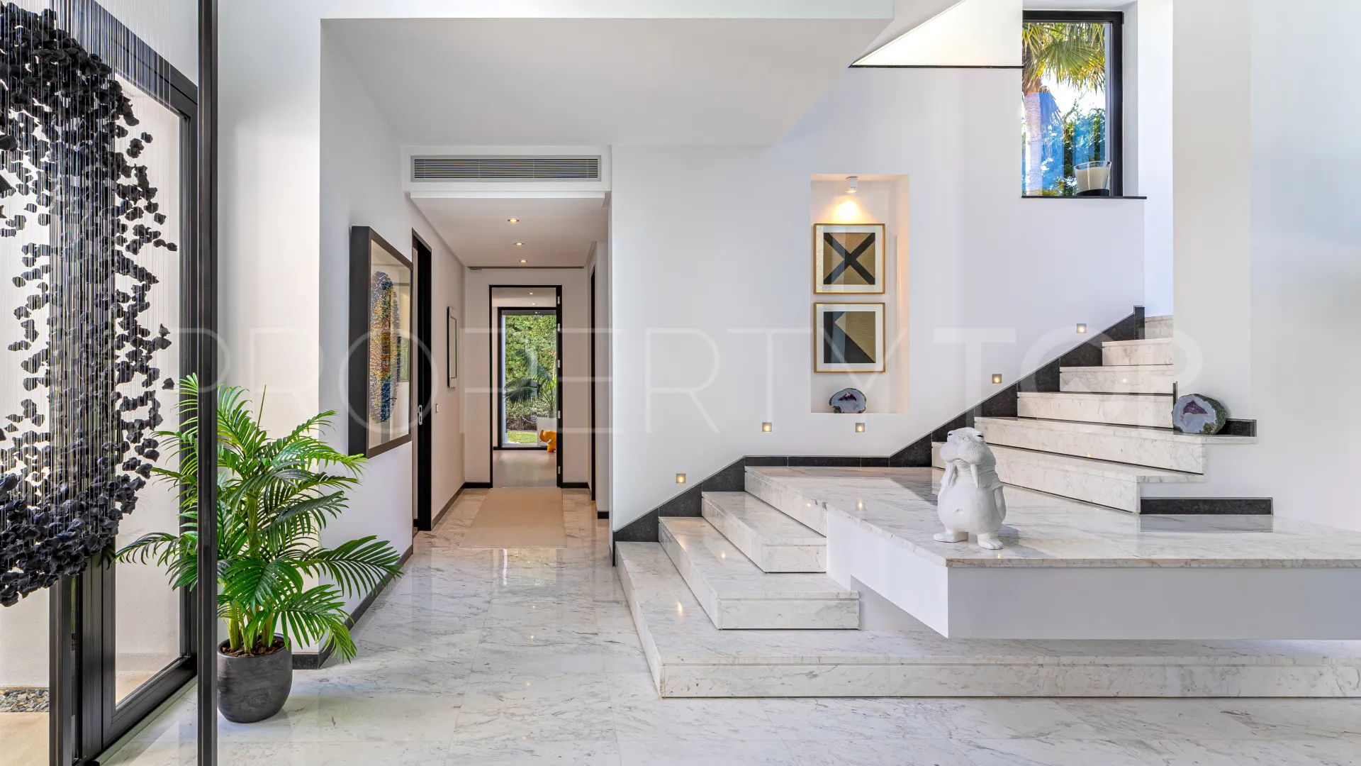 For sale villa in Guadalmina Baja with 5 bedrooms